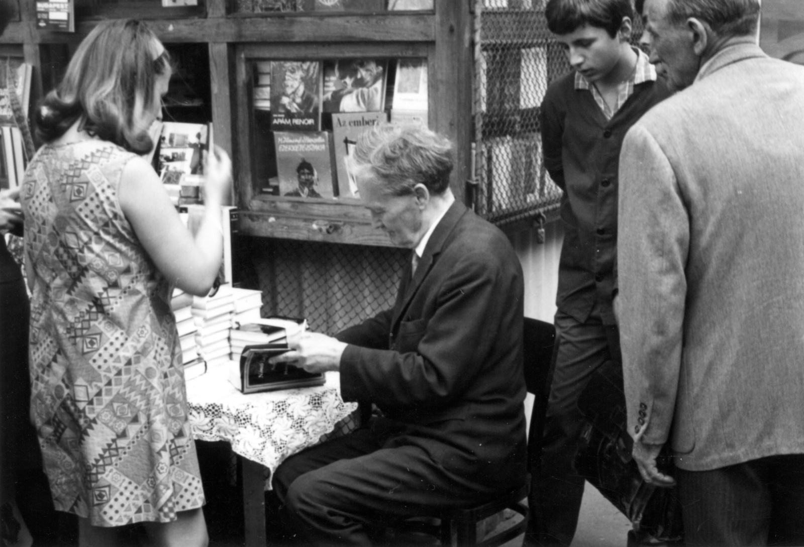 Hungary, Budapest XII., Szilágyi Erzsébet fasor, könyvpavilon a János kórházi villamos-végállomáson. Németh László író dedikál., 1969, Németh László Társaság, celebrity, autograph, Budapest, Fortepan #115408