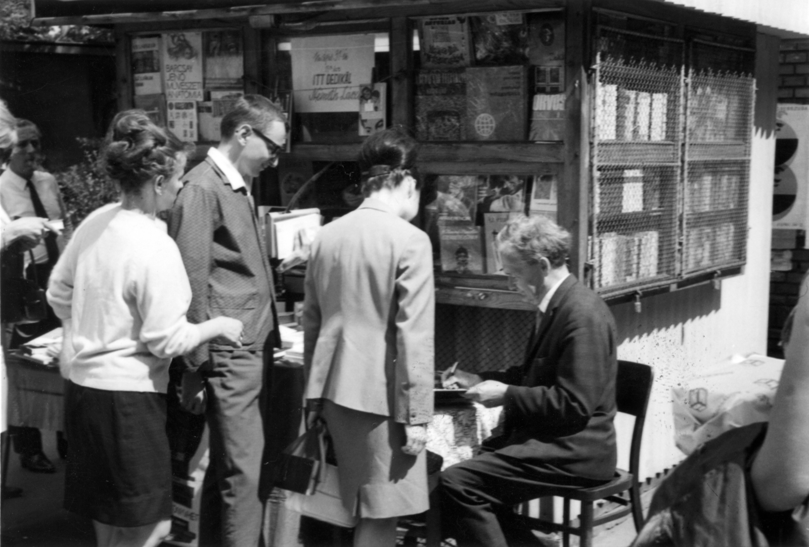 Hungary, Budapest XII., Szilágyi Erzsébet fasor, könyvpavilon a János kórházi villamos-végállomáson. Németh László író dedikál., 1969, Németh László Társaság, celebrity, autograph, Budapest, Fortepan #115411