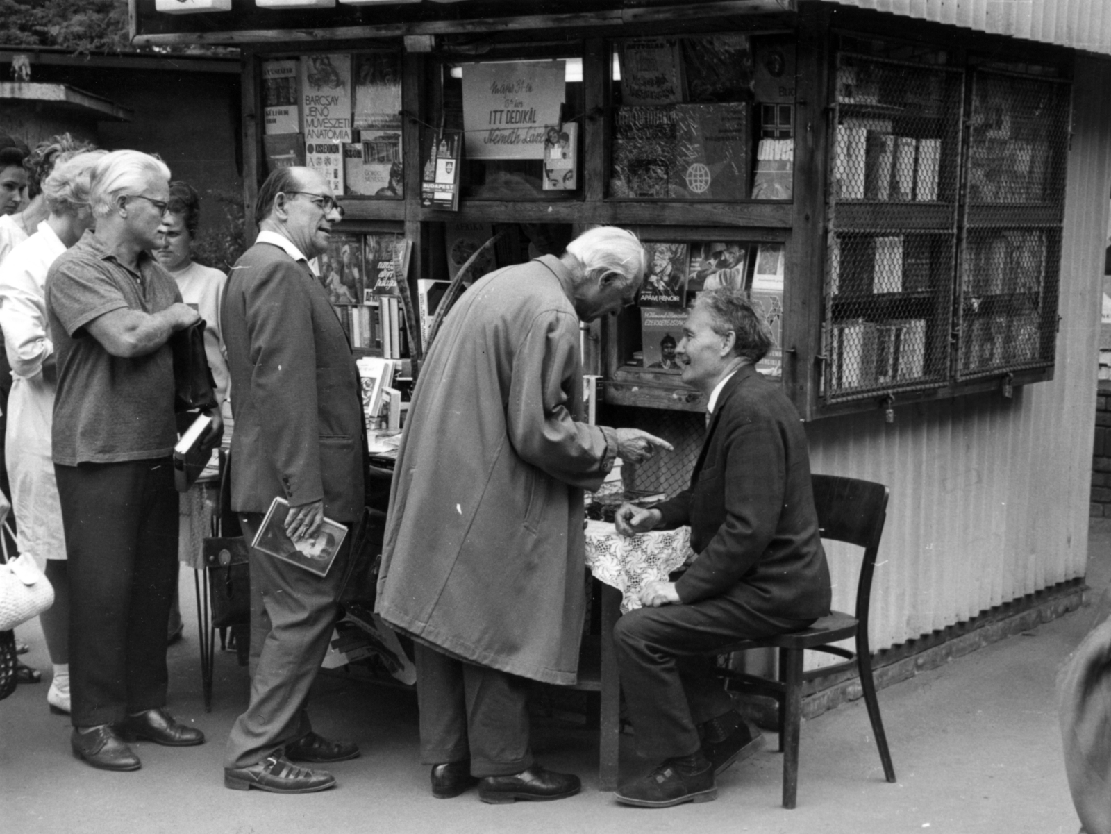 Hungary, Budapest XII., Szilágyi Erzsébet fasor, könyvpavilon a János kórházi villamos-végállomáson. Németh László író dedikál., 1969, Németh László Társaság, celebrity, Budapest, Fortepan #115412