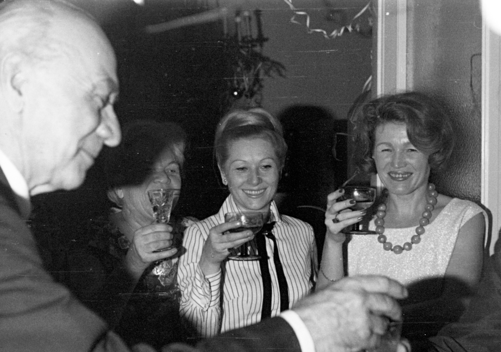 Magyarország, Szilveszter Németh László író lakásán. Bal oldalon Illyés Gyula író, Németh Lászlóné, Gombos Katalin színművésznő és Németh Ágnes., 1972, Németh László Társaság, híres ember, Szilveszter, Fortepan #115415