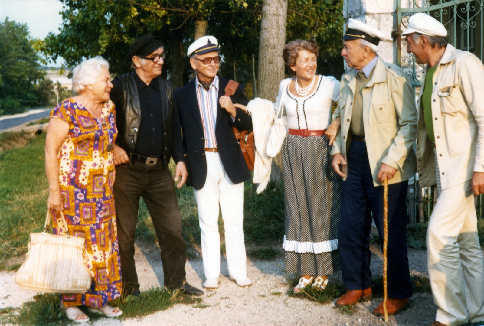 Hungary,Lake Balaton, Pécsely, Iskola utca, a felvétel a 181. szám alatti orvosi rendelő kapujánál készült. Balról Németh Lászlóné, Amerigo Tot (Tóth Imre) szobrászművész, Lakatos István író, Németh Ágnes, Illyés Gyula író, költő és Sinkovits Imre színművész. A felvételt dr. Józsa Tivadar körorvos (aki Bodosi György néven íróként, szociográfusként és műgyűjtőként is működött) készítette a Derék-hegyi borospincéjénél tartott vendéglátás alkalmával., 1975, Németh László Társaság, celebrity, colorful, neck scarf, Fortepan #115424