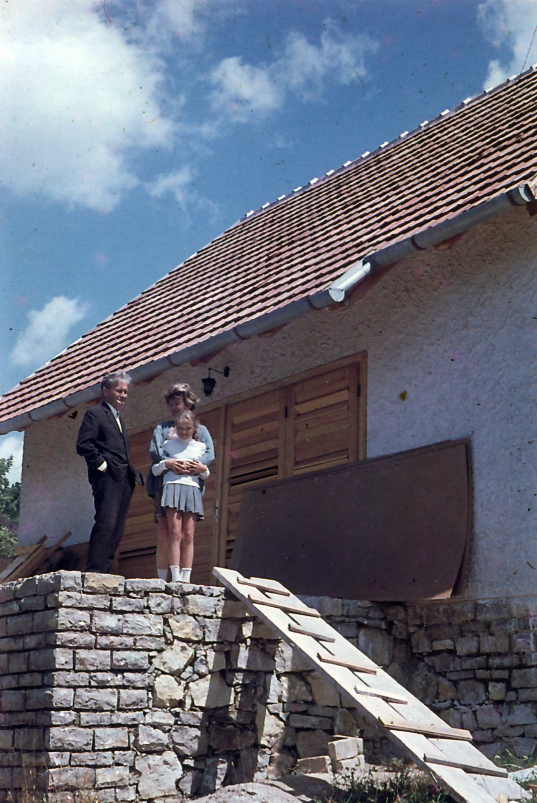 Hungary,Lake Balaton, Tihany, Sajkod, Mályva utca 6. (Nyaraló 12), Németh László író és lánya, Németh Ágnes az épülő nyaraló teraszán., 1963, Németh László Társaság, celebrity, colorful, holiday house, Fortepan #115431