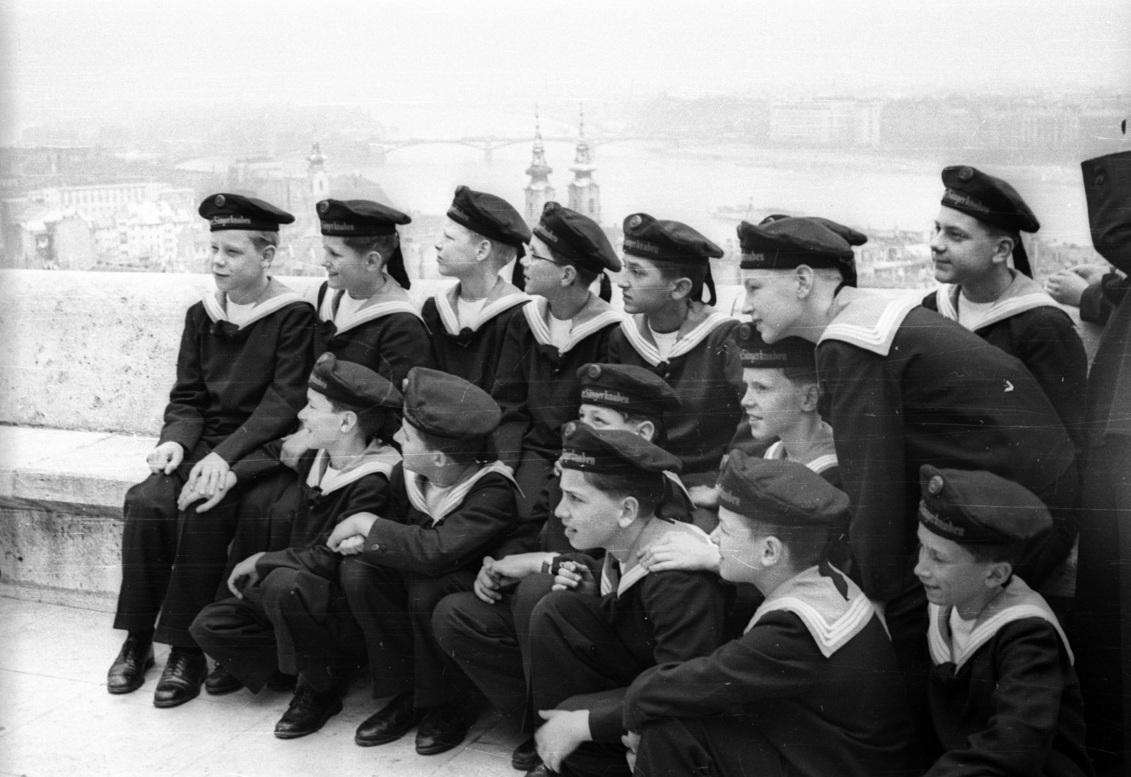 Hungary, Halászbástya, Budapest I., a Bécsi fiúkórus (Wiener Sängerknaben) tagjai, mögöttük a háttérben a Margit híd., 1957, Répay András, Budapest, sailor blouse, tableau, sailor, sailor dress, Fortepan #115441