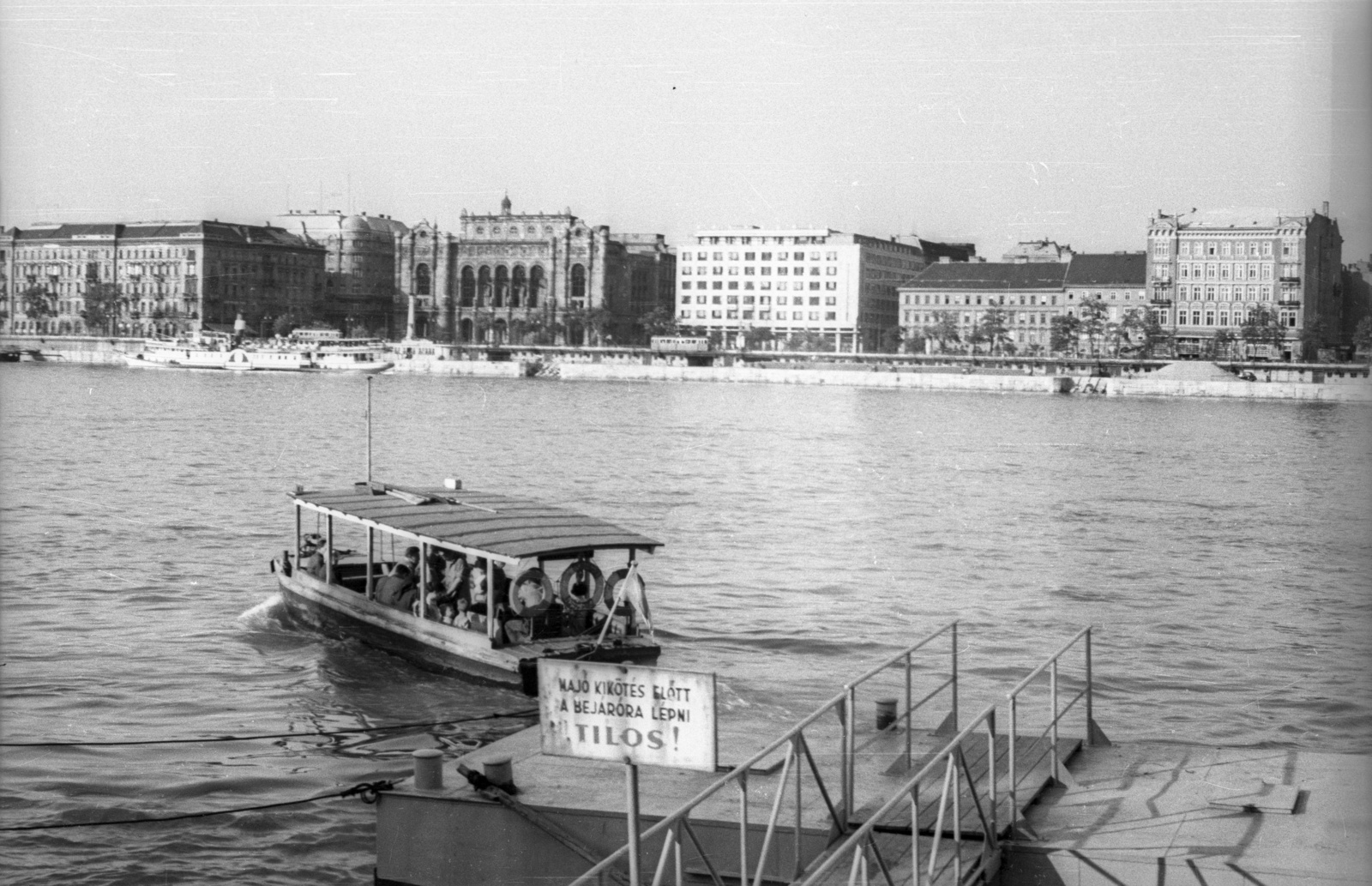 Hungary, Budapest V.,Budapest I., kikötő a budai alsó rakpartnál, túlparton a Vigadó (Molotov) tér épületei látszanak., 1956, Répay András, Frigyes Feszl-design, damaged building, Danube, modern architecture, Budapest, István Nyiri-design, events' center, Fortepan #115443