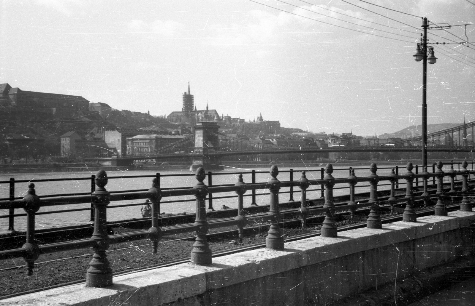 Magyarország, Budapest V.,Budapest I., Dunakorzó, szemben a Széchenyi Lánchíd és a budai Vár a felállványozott Mátyás-templommal., 1957, Répay András, látkép, Budapest, Fortepan #115463