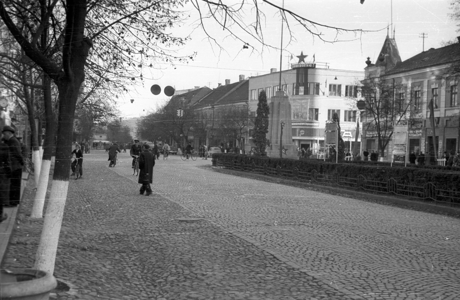 Ukrajna,Kárpátalja, Munkács, Cirill és Metód tér (ekkor Fő utca)., 1957, Répay András, Szovjetunió, vörös csillag, mész, fatörzs, Fortepan #115469