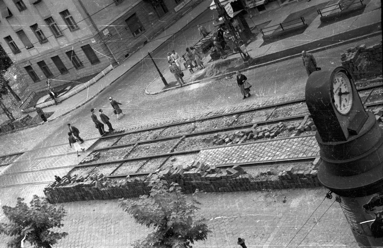 Magyarország, Budapest XII., Böszörményi út, balra a Királyhágó utca és az Ugocsa utca torkolata a Királyhágó térnél., 1957, Répay András, Budapest, nagykockakő, útkereszteződés, köztéri óra, Fortepan #115472