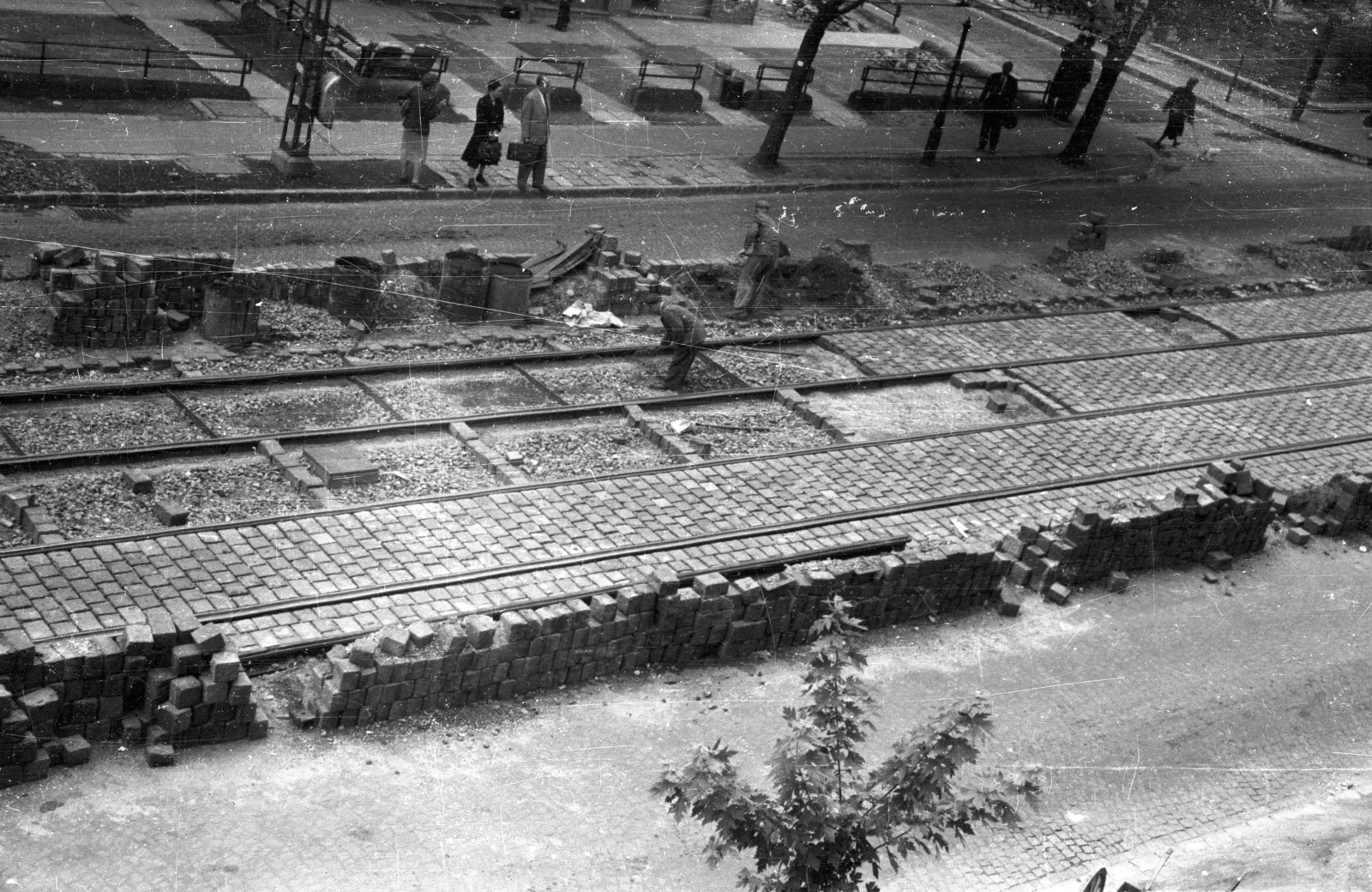 Hungary, Budapest XII., Böszörményi út, szemben a Szoboszlai utca torkolata., 1957, Répay András, Budapest, rails, road construction, railing, big ashlar, Fortepan #115475