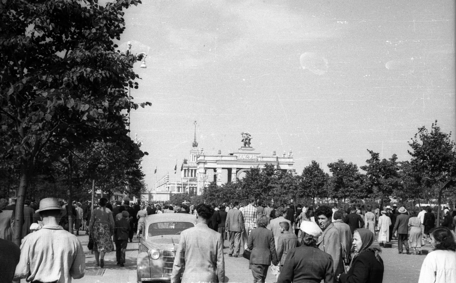 Russia, Moscow, Népgazdaság Eredményeinek Kiállítása (később Összoroszországi Kiállítási Központ), főbejárat., 1958, Répay András, Soviet Union, socialist realism, fair, entrance, National Heritage, Fortepan #115479