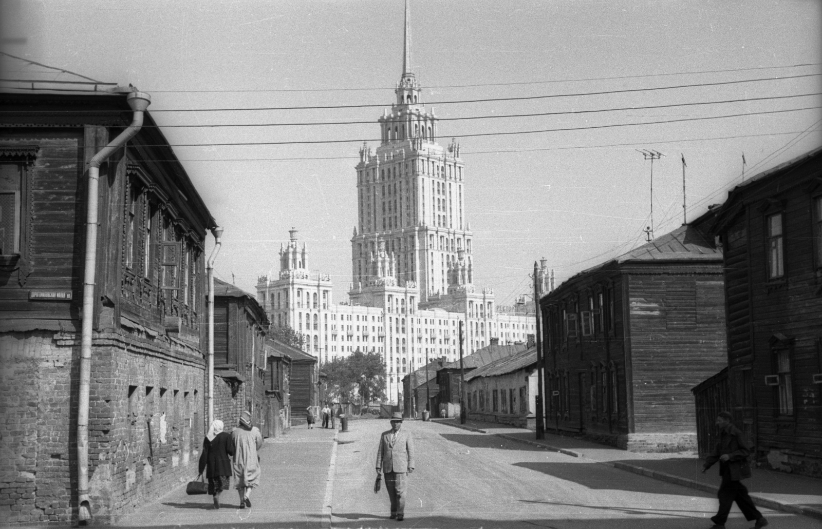 Russia, Moscow, a mára megszűnt Tretij Lugovoj pereulok a Malaja Dorogomilovszkaja utca felől nézve, háttérben az Ukrajna Szálló., 1958, Répay András, Soviet Union, hotel, socialist realism, Arkady Mordvinov-design, Vyacheslav Oltarzhevsky-design, Fortepan #115480