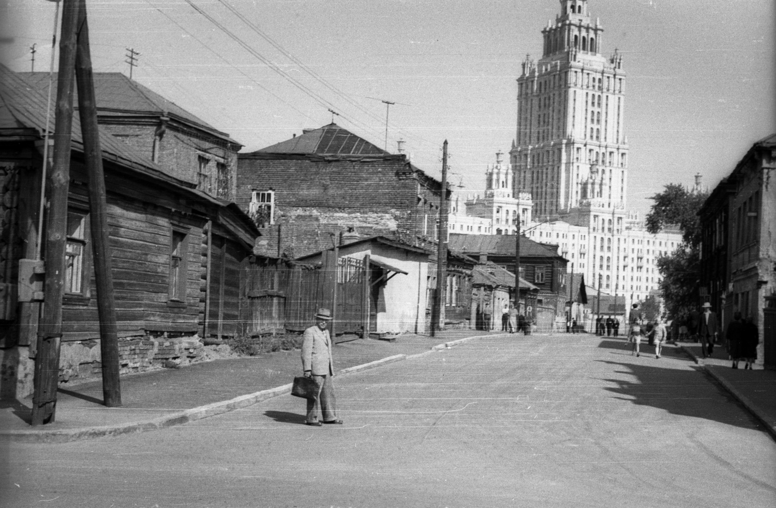 Russia, Moscow, a mára megszűnt Vtoroj Lugovoj pereulok a Malaja Dorogomilovszkaja utca felől nézve, háttérben az Ukrajna Szálló., 1958, Répay András, Soviet Union, hotel, socialist realism, Arkady Mordvinov-design, Vyacheslav Oltarzhevsky-design, Fortepan #115481