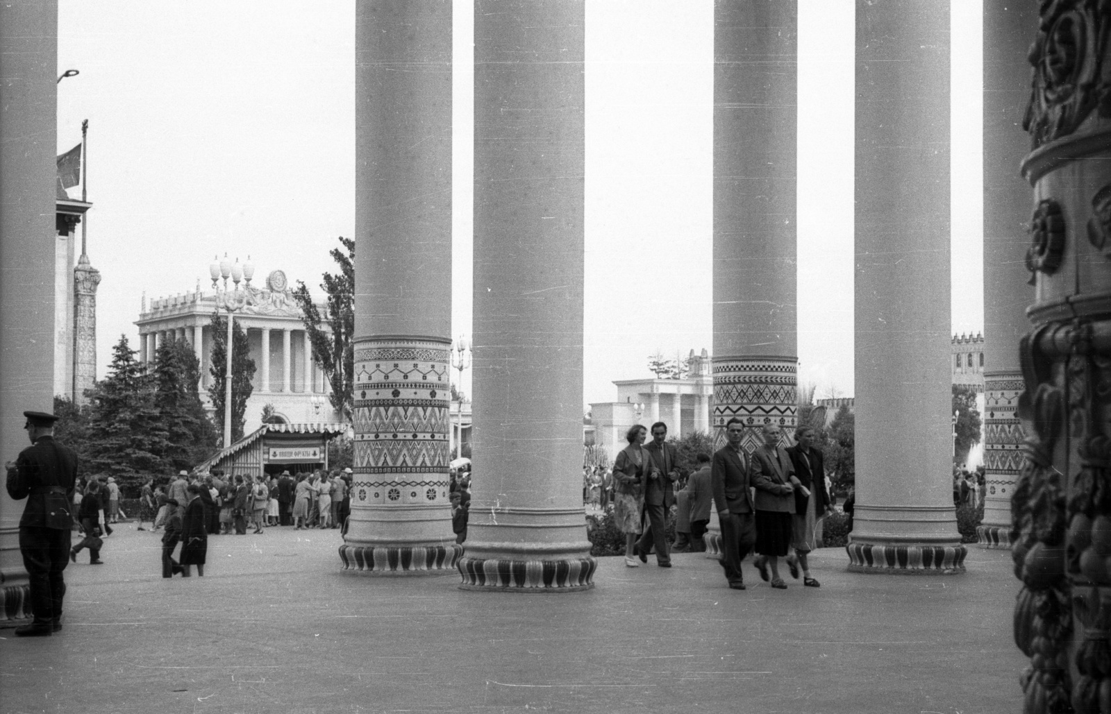 Russia, Moscow, Népgazdaság Eredményeinek Kiállítása (később Összoroszországi Kiállítási Központ) a Belorusz pavilon oszlopsorától nézve., 1958, Répay András, Soviet Union, socialist realism, fair, National Heritage, Fortepan #115483