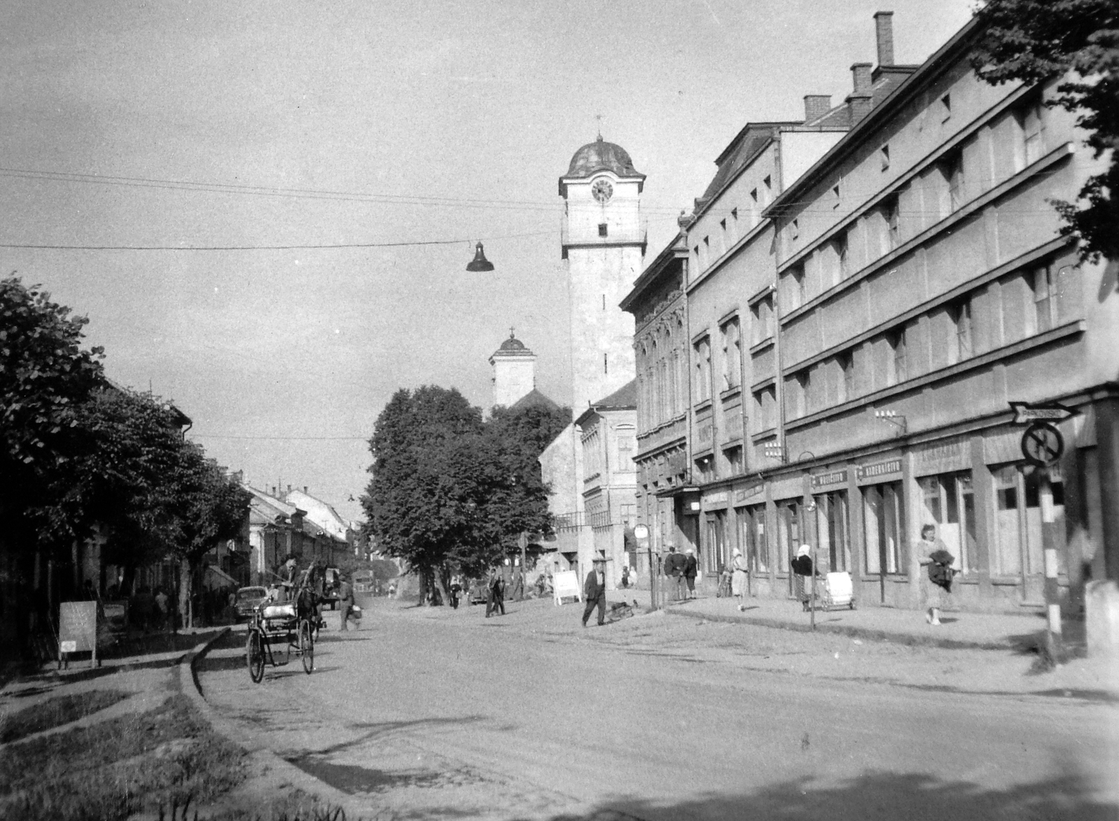 Slovakia, Poprad, a Szent Egyed és az evangélikus templom., 1956, Gyöngyi, Czechoslovakia, baby carriage, Horse-drawn carriage, tricycle, church clock, Fortepan #11549