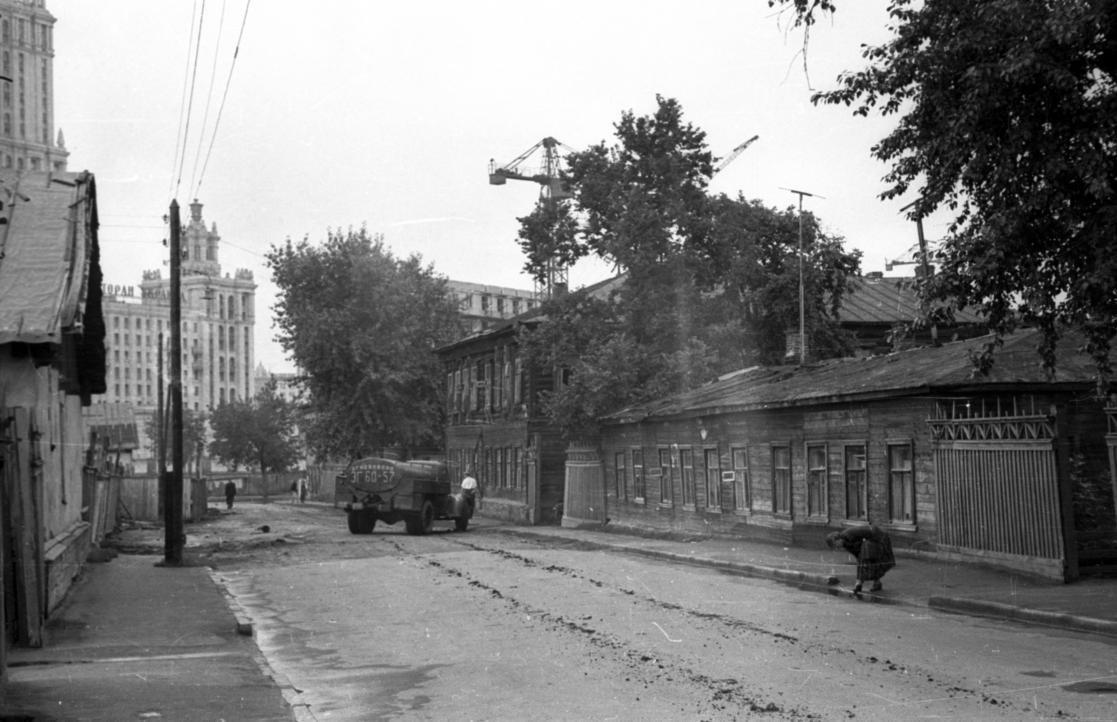 Oroszország, Moszkva, a mára megszűnt Vtoroj Lugovoj pereulok a Malaja Dorogomilovszkaja utca felől nézve, háttérben az Ukrajna Szálló., 1958, Répay András, Szovjetunió, szálloda, szocreál, Arkagyij Mordvinov-terv, Vjacseszlav Oltarzsevszkij-terv, Fortepan #115495
