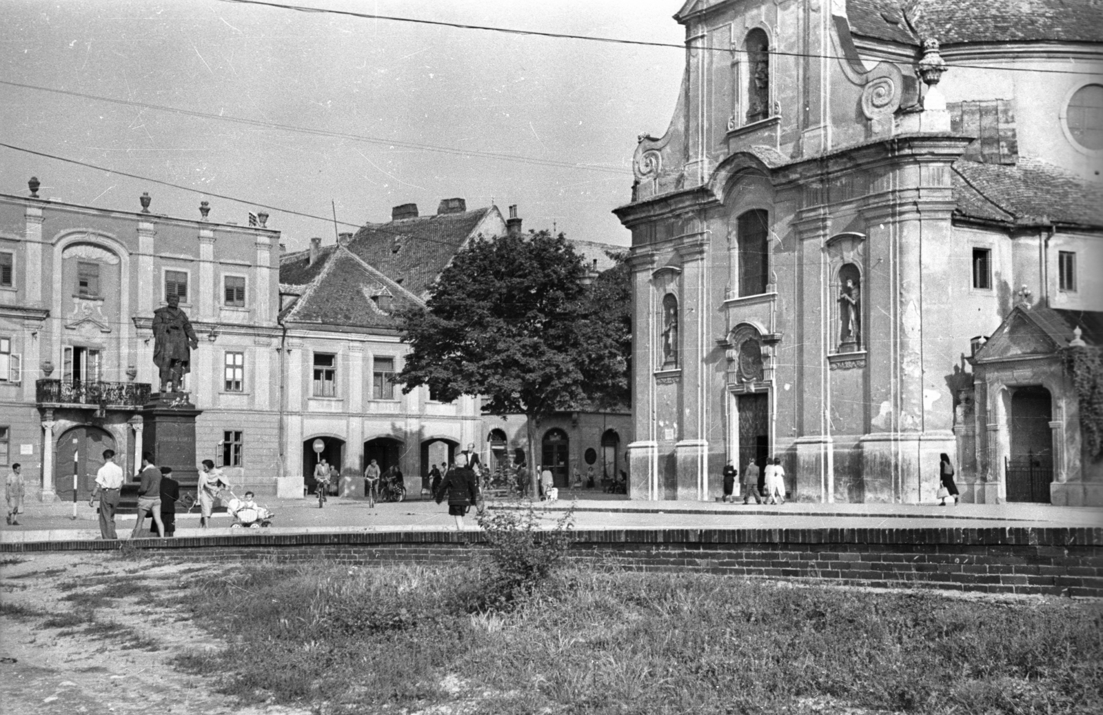 Hungary, Győr, Bécsi kapu (Köztársaság) tér, Kisfaludy Károly szobra (Mátrai Lajos György, 1892.). Jobbra a Karmelita templom., 1958, Répay András, church, sculpture, Károly Kisfaludy-portrayal, Carmelites, bicycle, Fortepan #115499