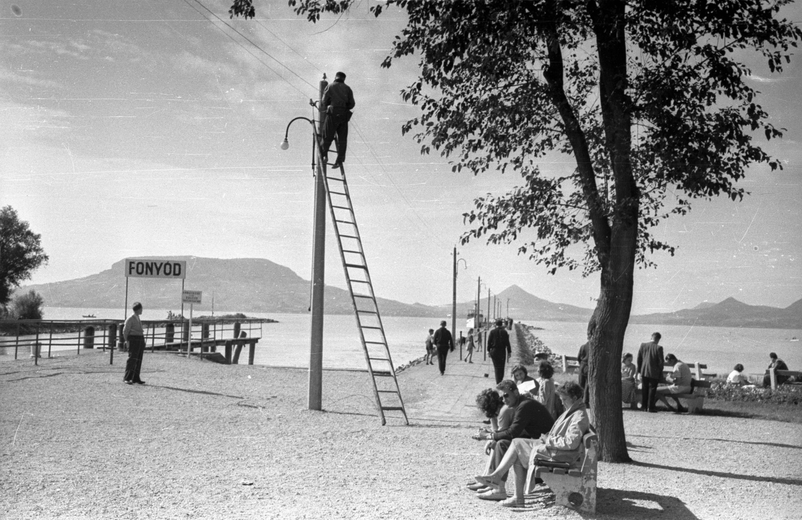 Hungary,Lake Balaton, Fonyód, hajókikötő és a móló., 1958, Répay András, boat station, place-name signs, electrician, ladder, Fortepan #115509