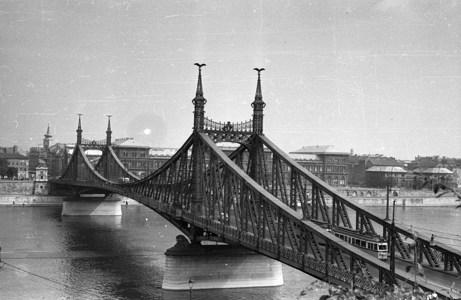 Hungary, Budapest XI., Szabadság híd a Gellért-hegyről nézve., 1958, Répay András, bridge, Danube, Ganz UV tramway, Budapest, Duna-bridge, János Feketeházy-design, Fortepan #115513