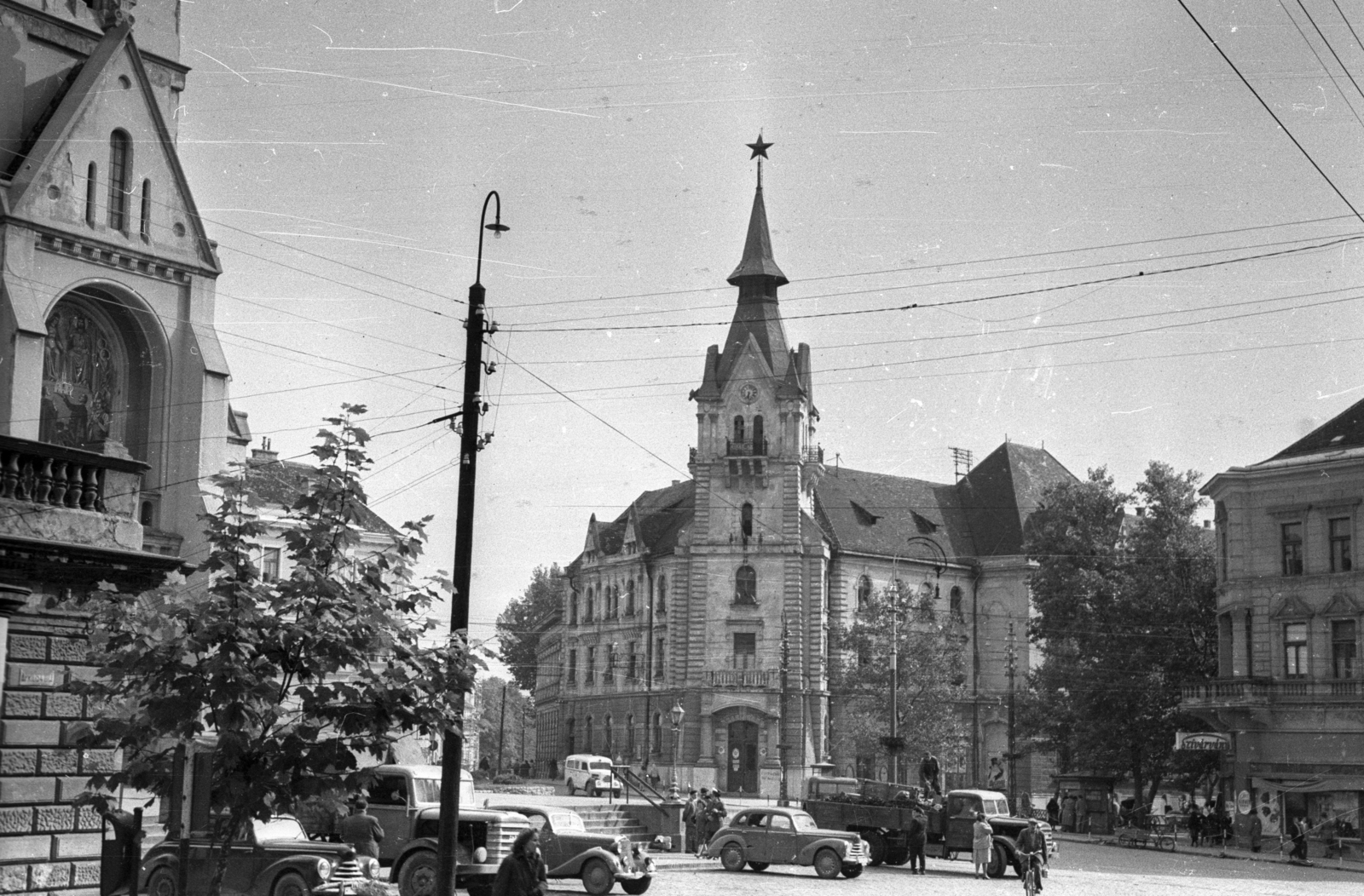Hungary, Kaposvár, Kossuth tér, középen a Városi Tanács (később Városháza) tornyos épülete., 1958, Répay András, public building, commercial vehicle, Fortepan #115515