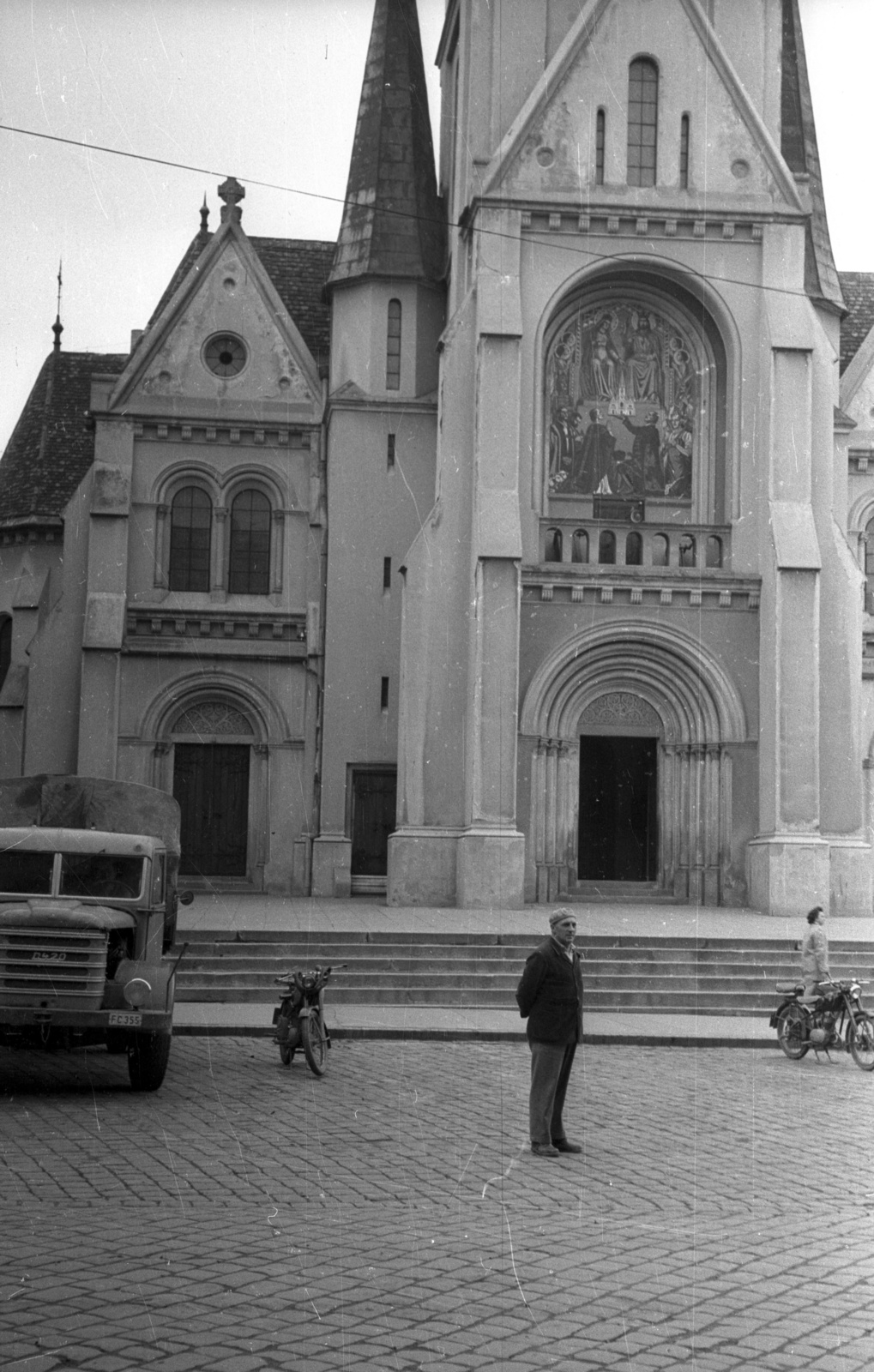 Magyarország, Kaposvár, Kossuth tér, Nagyboldogasszony-templom (később székesegyház)., 1958, Répay András, Csepel D-420, épületdísz, falfestmény, Fortepan #115517