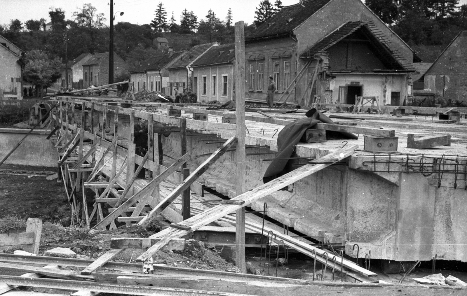 Hungary, Kaposvár, az épülő Kapos-híd, szemben a Béla király utca., 1958, Répay András, rf-concrete, bridge building, Fortepan #115518