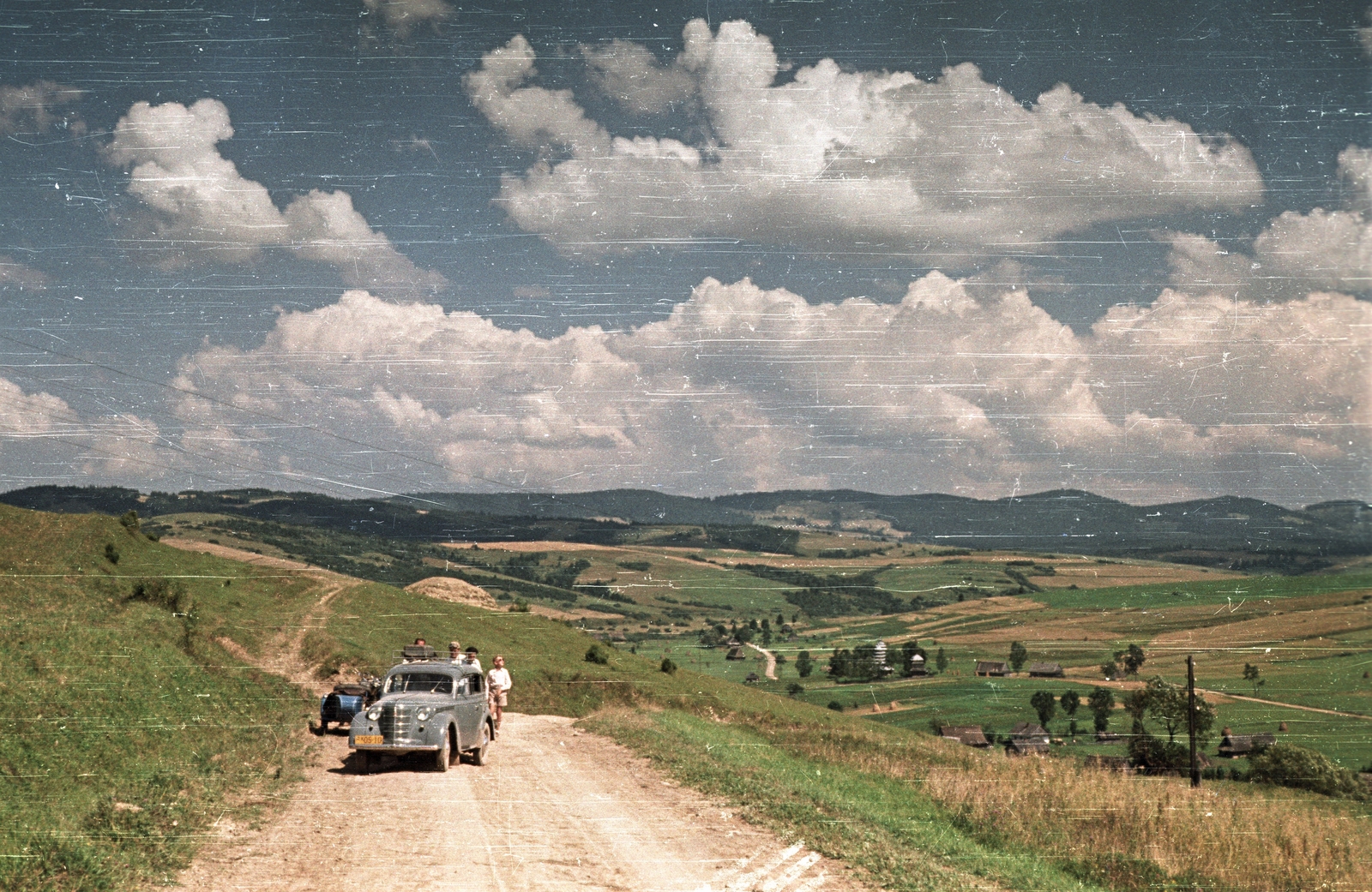 Ukraine, Matkiv, az út Verhnye Viszocke felől, jobbra lent a Szűz Mária-templom., 1958, Répay András, Soviet Union, colorful, automobile, Fortepan #115535