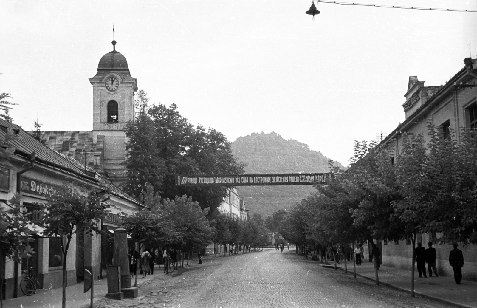 Ukraine,Zakarpattia Oblast, Khust, Karpatszkoji Szicsi utca (Rákóczi út) a főtér felől nézve, balra a Szent Anna-templom, háttérben a vár., 1958, Répay András, Soviet Union, Cyrillic alphabet, Fortepan #115536