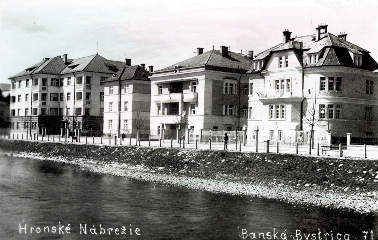 Szlovákia, Besztercebánya, a Štadlerovo nábrežie házai a Garam partján., 1936, Schmal Alexandra, Csehszlovákia, folyó, töltés, Fortepan #115573