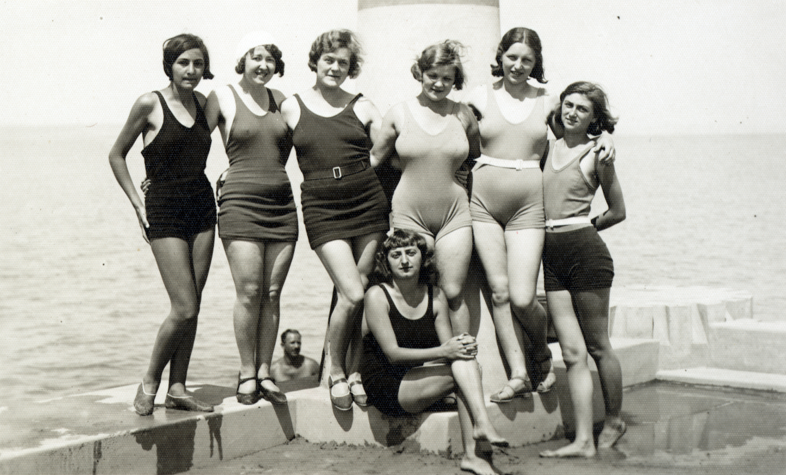 Hungary, Balatonlelle, Strand., 1925, Schmal Alexandra, sitting with hands on knees, leg over leg, intertwined fingers, bathing suit, tableau, girl, peeking, Fortepan #115593