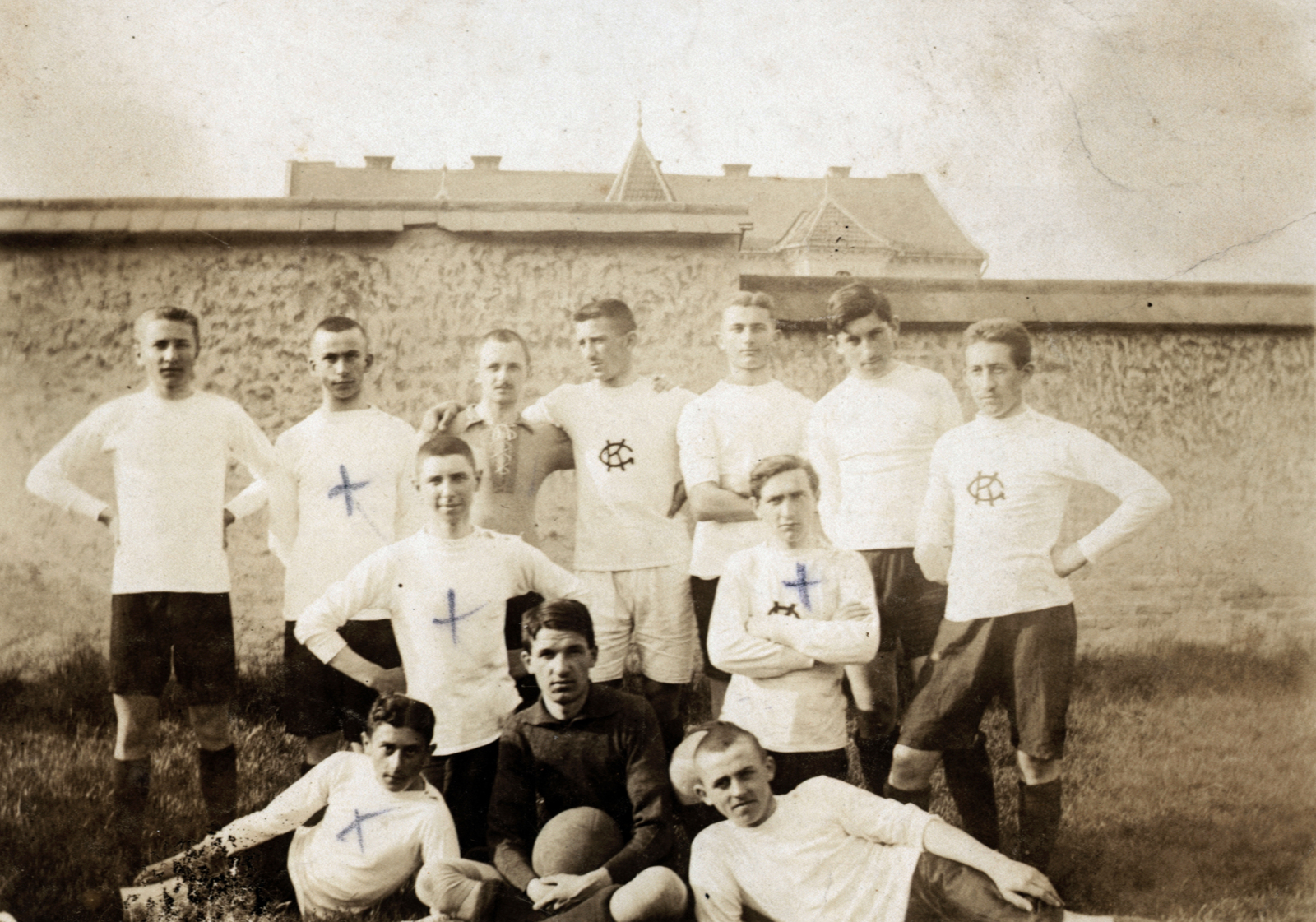 1914, Schmal Alexandra, soccer team, akimbo, arms around shoulders, Fortepan #115610