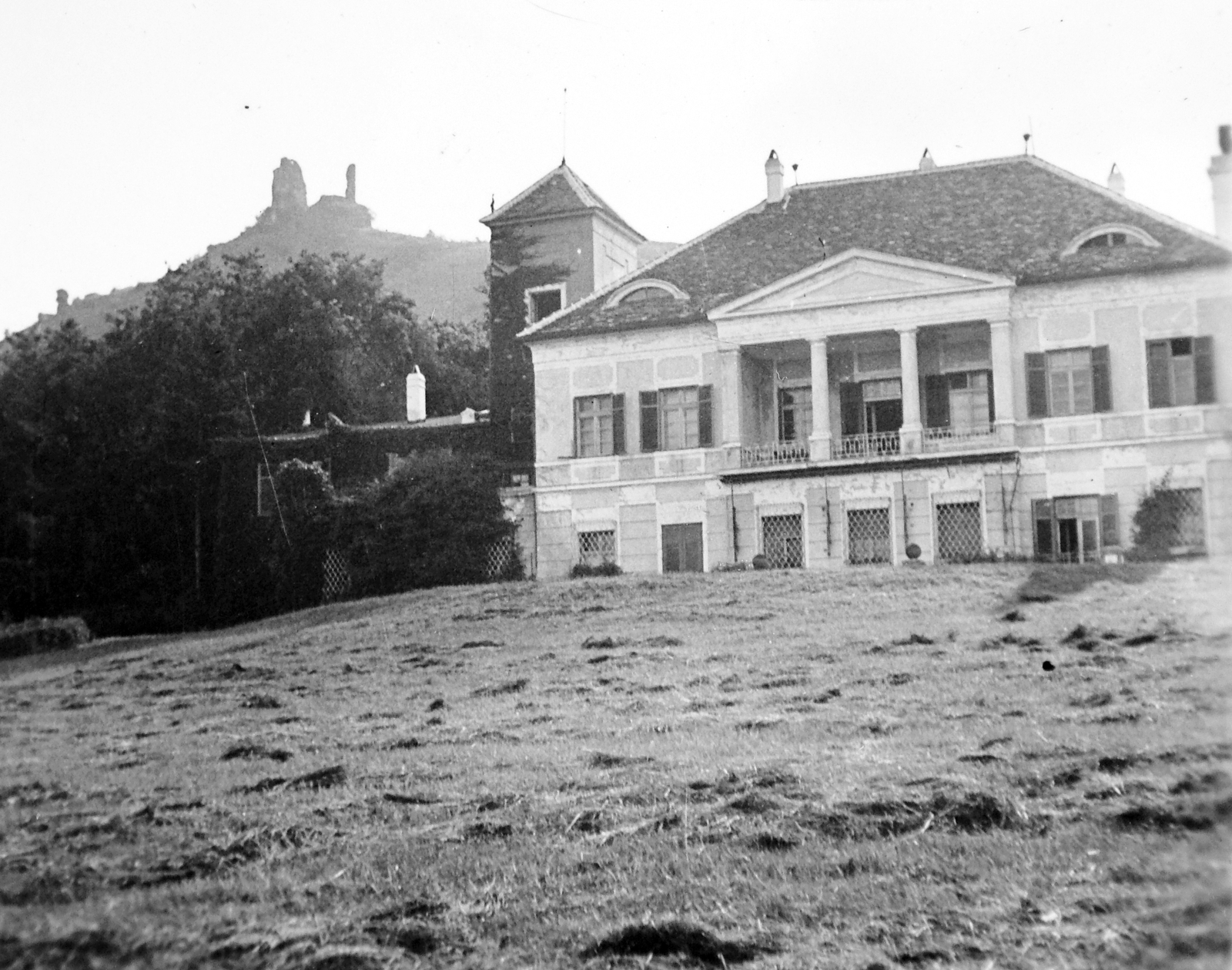 Hungary,Lake Balaton, Szigliget, Esterházy-kastély, háttérben a vár., 1949, Gyöngyi, mansion, Fortepan #11562
