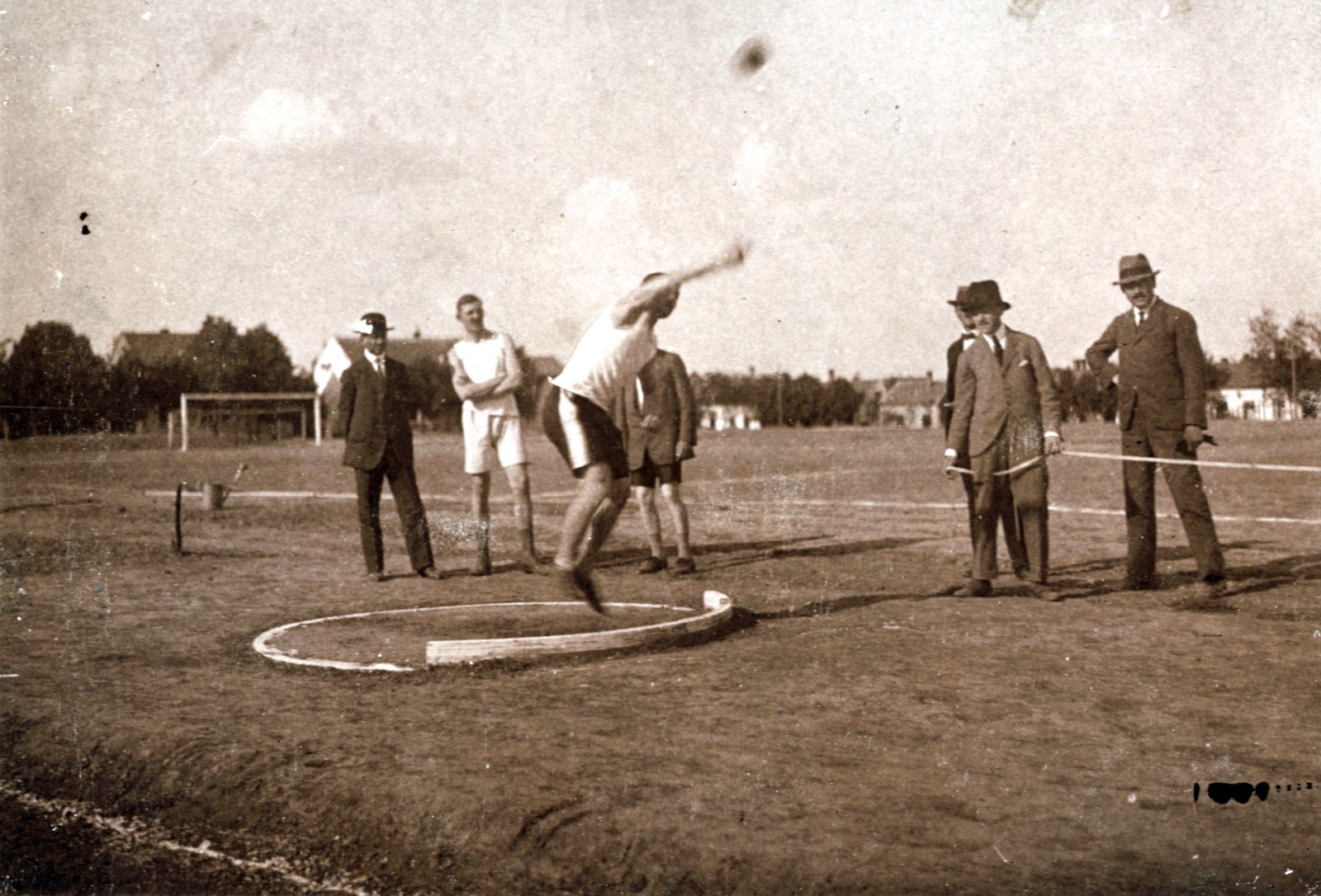 Hungary, Kaposvár, a felvétel a Kaposvári Városi Sporttelep (Turul-pálya, Dózsa-pálya) felavatása alkalmával rendezett atlétikai viadalon készült, 1922. július 30-án., 1922, Schmal Alexandra, shot put, Fortepan #115621