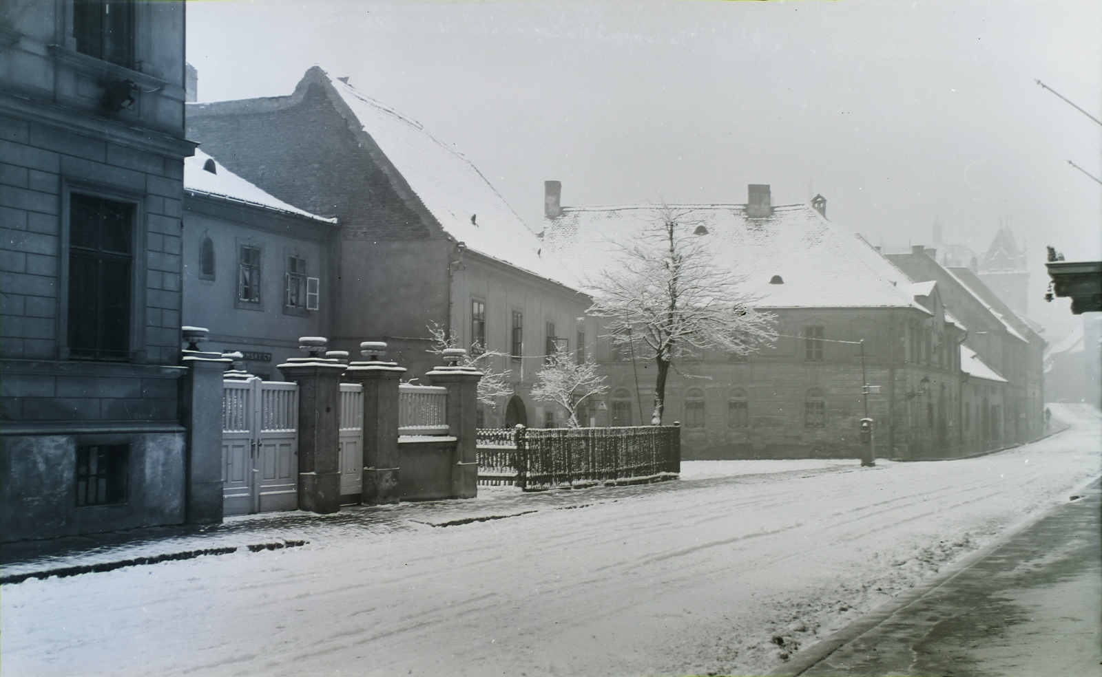 Hungary, Budapest I., Országház utca a Kapisztrán tér felől nézve, balra a Kard utca torkolata., 1931, Széman György, winter, snow, street view, fence, taxicab stand, Budapest, Fortepan #115650