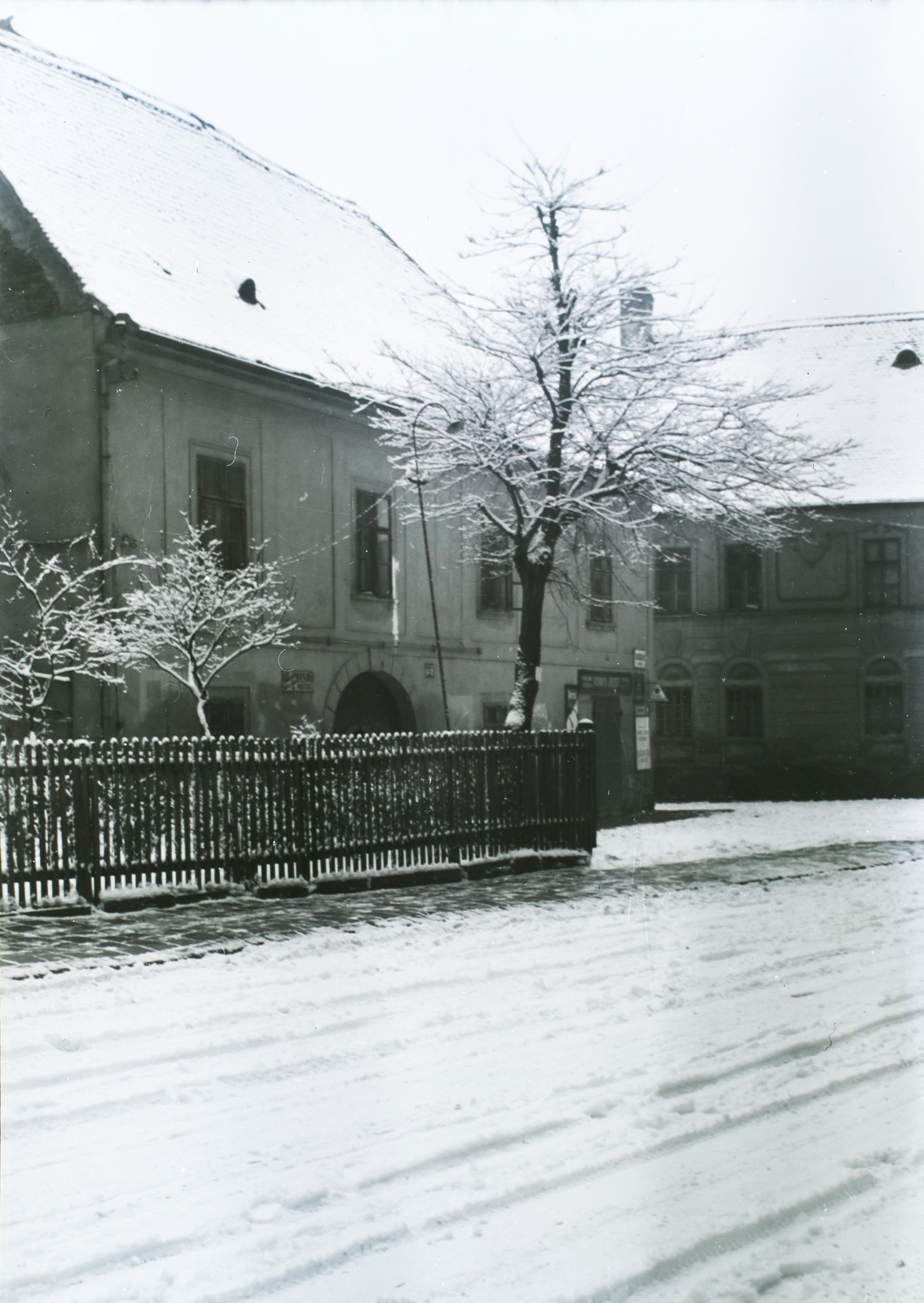 Magyarország, budai Vár, Budapest I., Országház utca 21., háttérben a Kard utca., 1931, Széman György, tél, hó, utcakép, kerítés, Budapest, Fortepan #115653