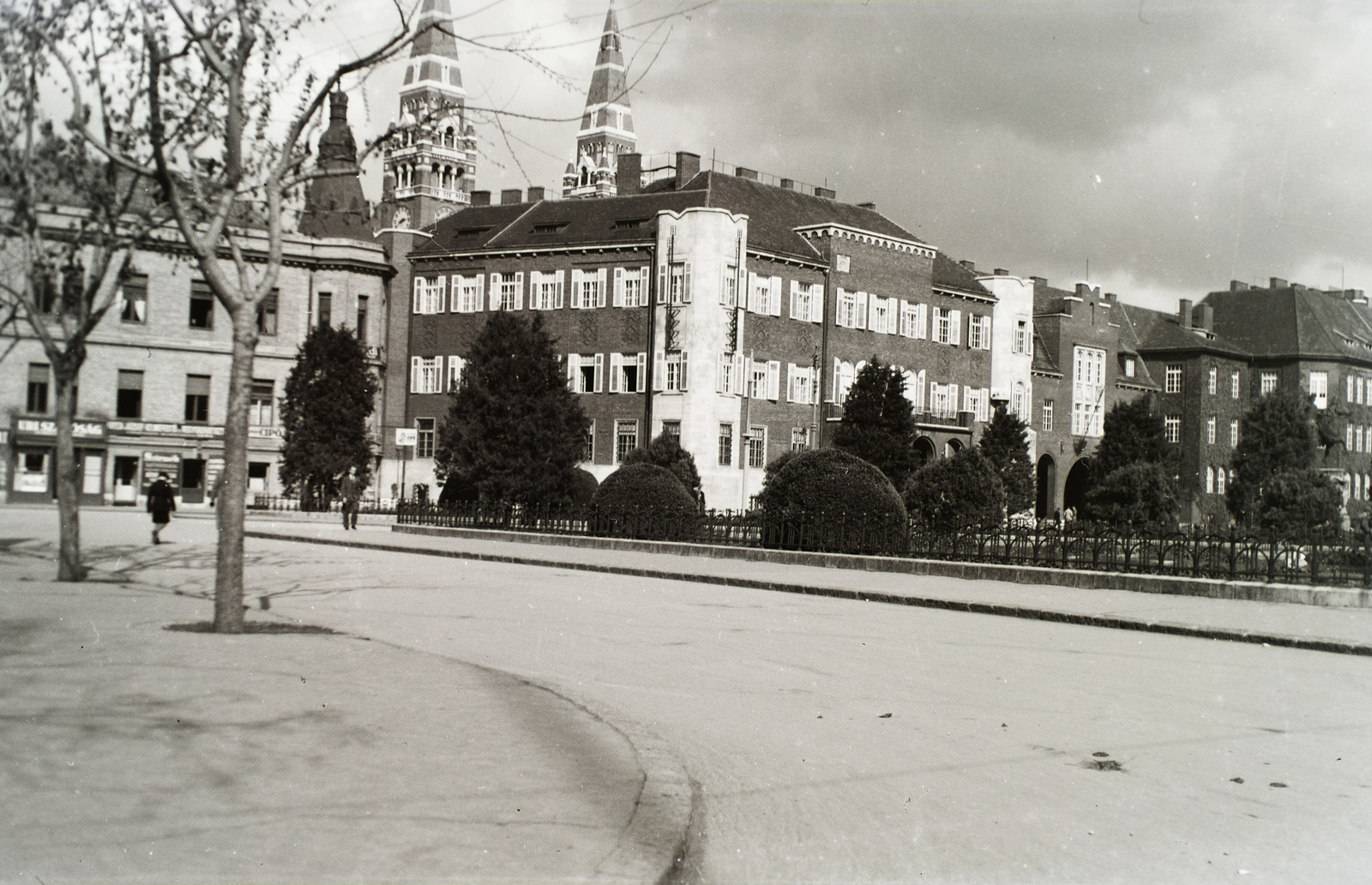 Magyarország, Szeged, Aradi vértanúk tere (Gizella tér). Az egyetem épületei mögött a Fogadalmi templom tornyai., 1931, Széman György, templom, tér, utcakép, Schulek Frigyes-terv, torony, székesegyház, Rerrich Béla-terv, Fortepan #115662