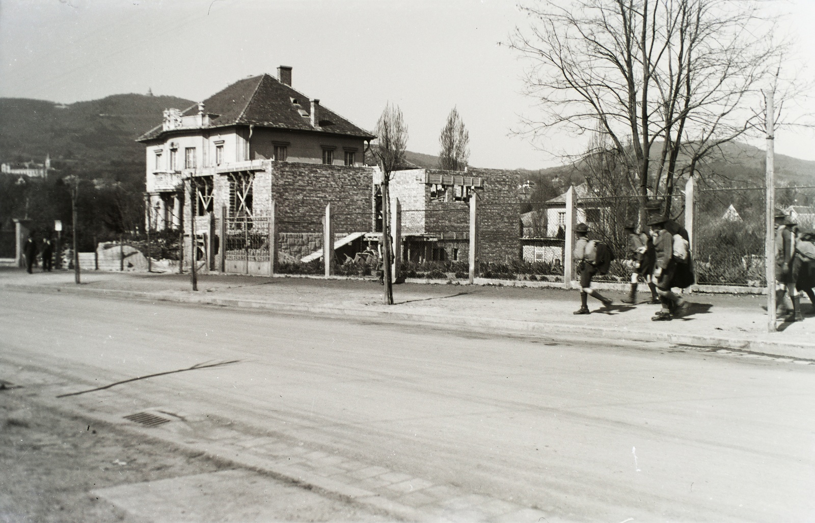 Hungary, Budapest II., Kelemen László (Hadapród) utca a Pasaréti tér felől nézve, szemben a 10. és az épülő 12. számú ház. A távolban balra a Labanc úti Manréza, Jézus Szíve lelkigyakorlatos ház, a János-hegyen az Erzsébet kilátó., 1939, Széman György, construction, fence, Budapest, Fortepan #115676