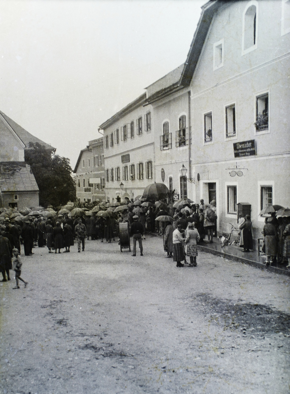 Austria, Mauterndorf, Marktplatz (Postplatz) a Marktstrasse felé nézve, balra a Szent Bertalan-templom., 1937, Széman György, Fortepan #115679