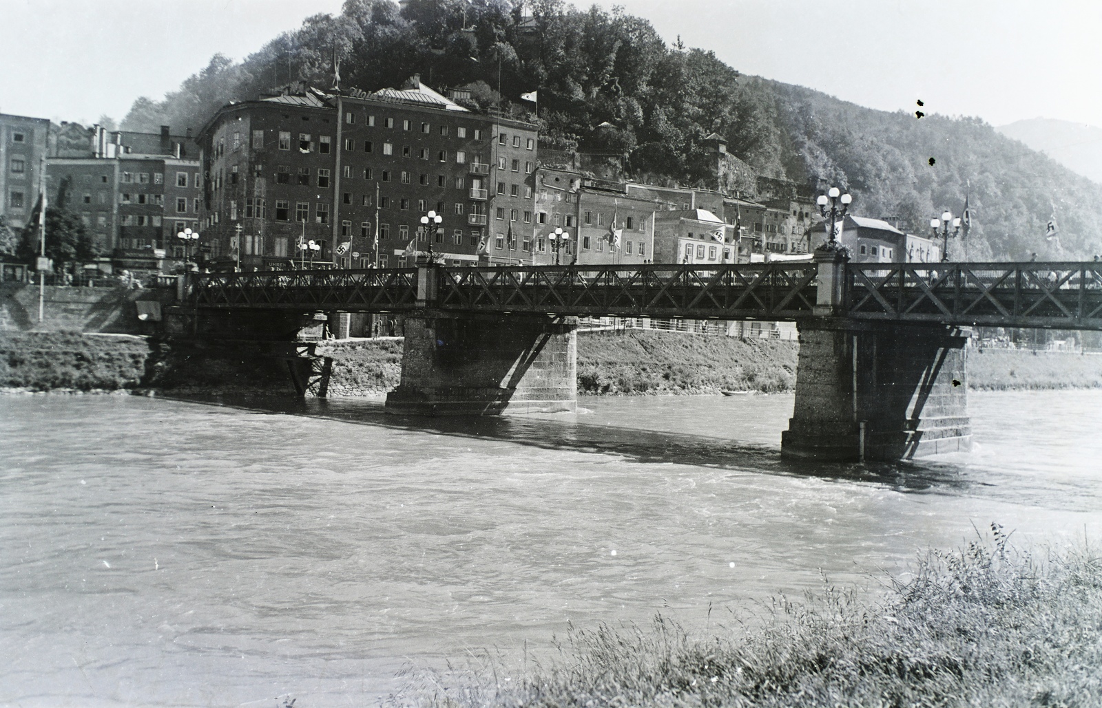 Ausztria, Salzburg, Salzach folyó, Staatsbrücke, szemben a Kapuzinerberg., 1937, Széman György, Fortepan #115692