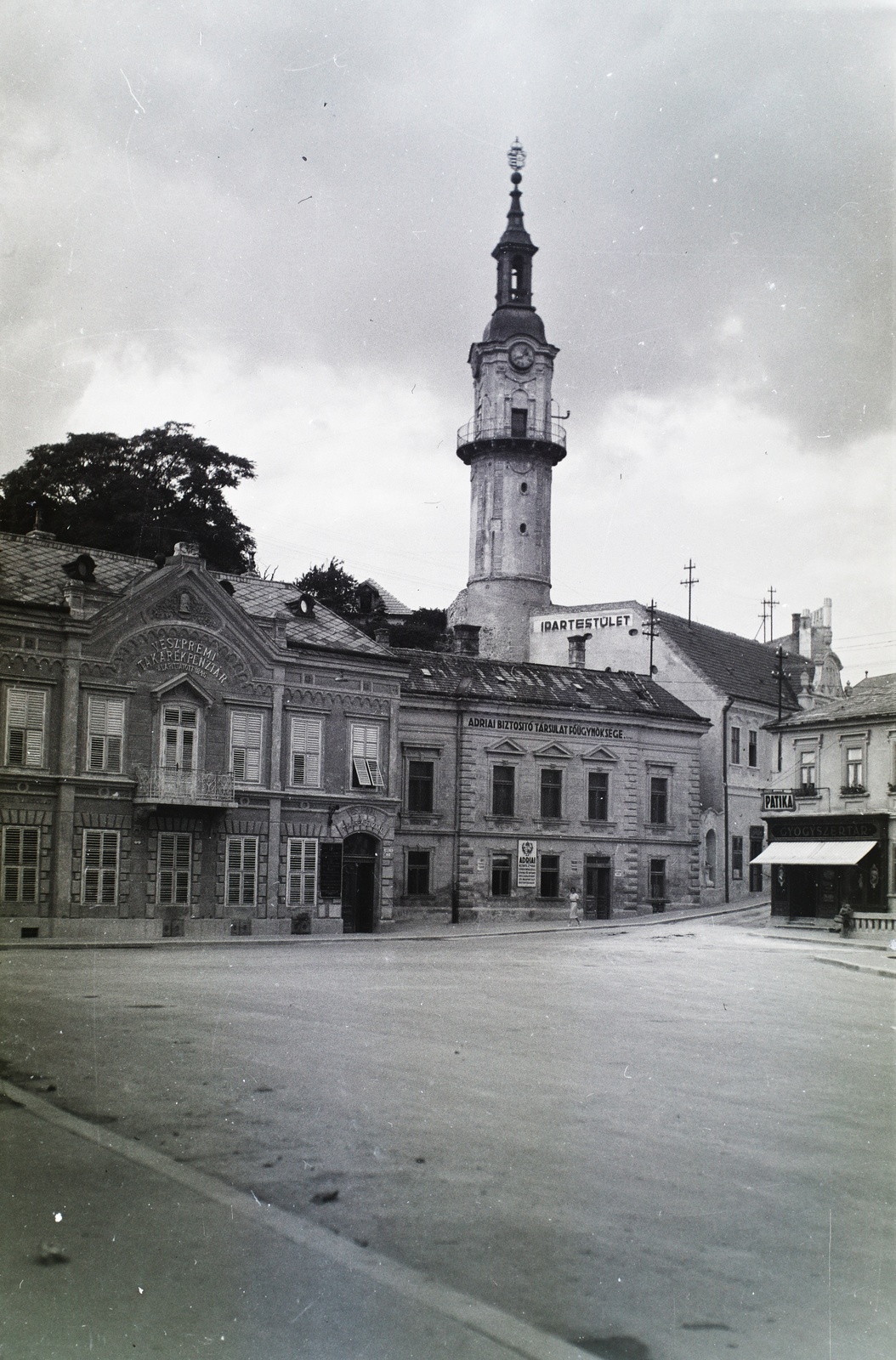 Hungary, Veszprém, Óváros (Rákóczi) tér, Tűztorony., 1933, Széman György, savings bank, Adria insurance, pharmacy, tower, monument, church clock, Fortepan #115722