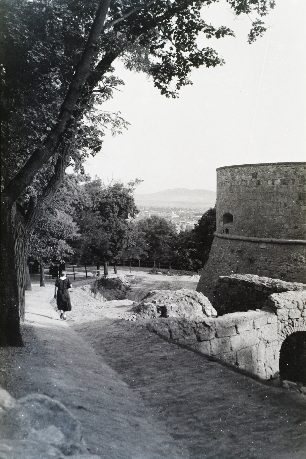 Hungary, Esztergom, bástya a vár alsó kapujánál, kilátás a város felé., 1939, Széman György, castle ruins, Fortepan #115727