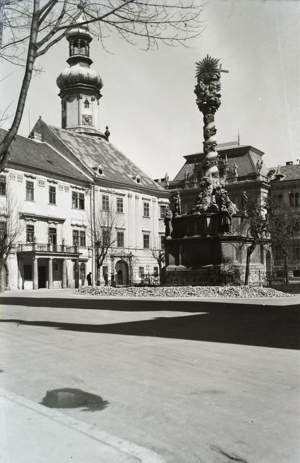 Hungary, Sopron, Fő (Ferenc József) tér, balra a Tábornok- / Lackner-ház, mellette a Storno-ház, háttérben a Tűztorony. Jobbra a Szentháromság-szobor és mögötte a Városháza., 1938, Széman György, Fortepan #115734