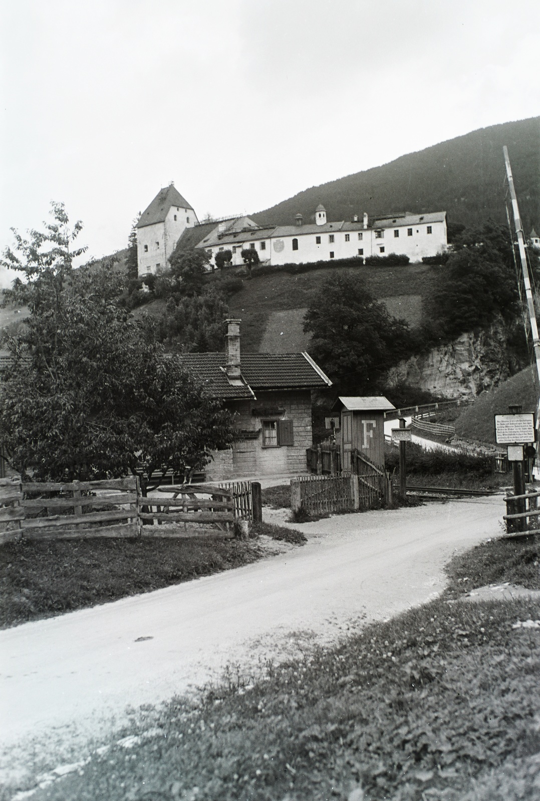 Ausztria, Mühlbachl, Ellbögener Strasse, fenn a Burg Trautson (vagy más néven Schloss Matrei am Brenner)., 1937, Széman György, sorompó, vár, Fortepan #115742