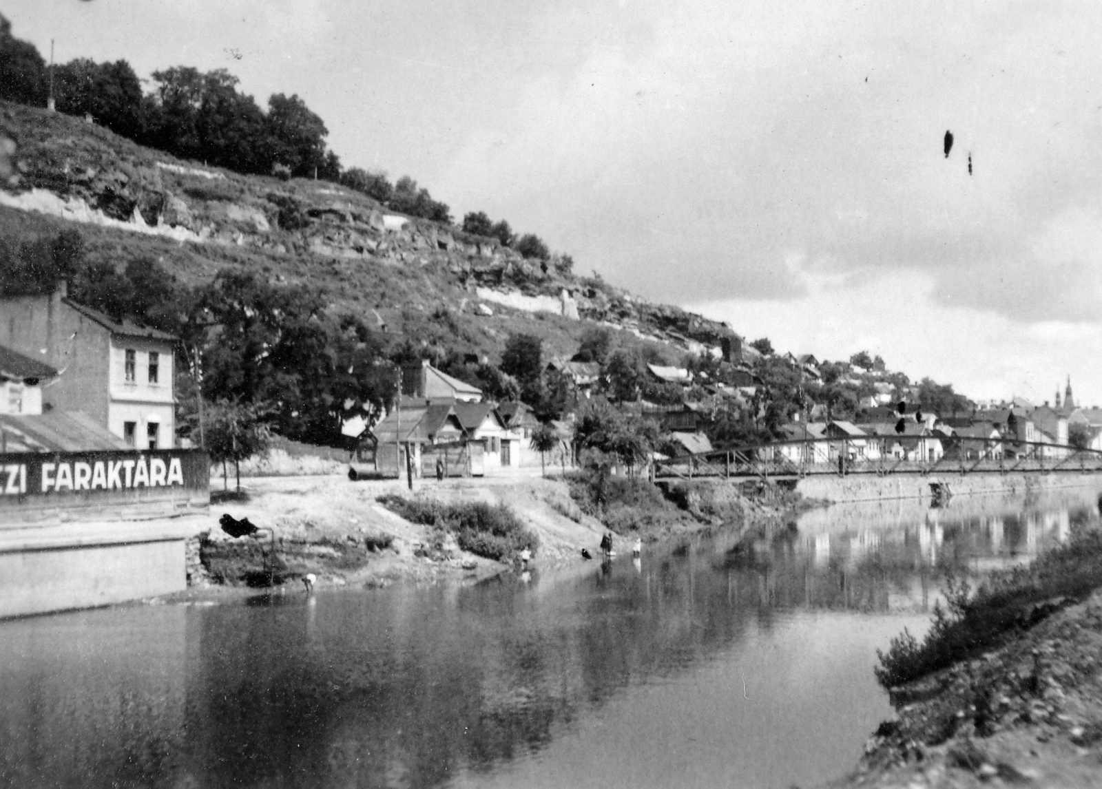 Romania,Transylvania, Cluj-Napoca, Szamos part a Fellegvár alatt az Erzsébet híddal., 1931, Gyöngyi, river, warehouse, Fortepan #11576