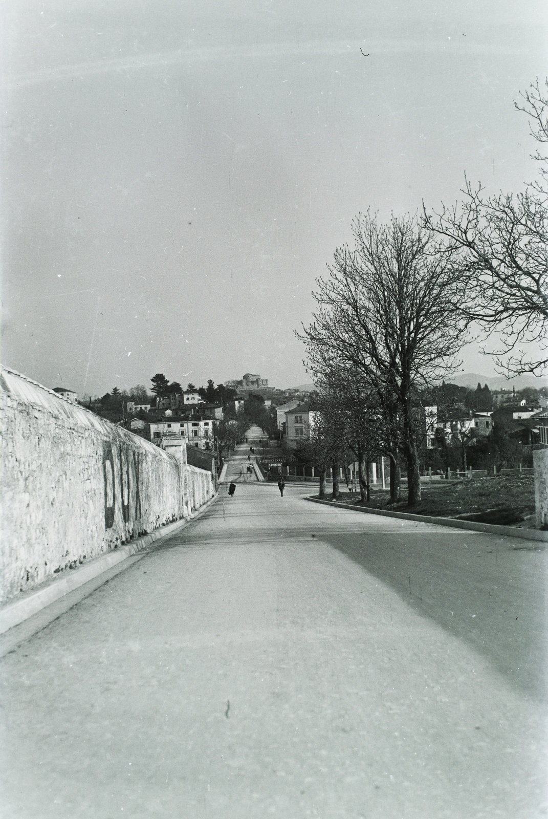 Olaszország, Gorizia, Viale XX Settembre, távolban a vár., 1937, Széman György, Fortepan #115760