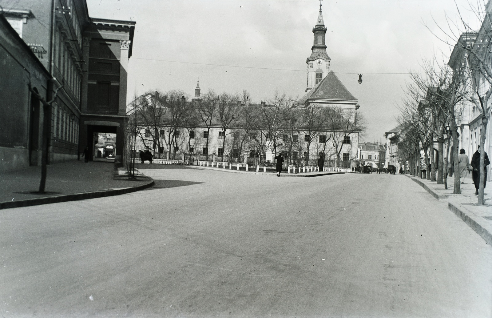 Hungary, Székesfehérvár, Szent István (Megyeház) tér a Várfok utcától nézve, szemben a Karmelita templom., 1933, Széman György, street view, Fortepan #115762
