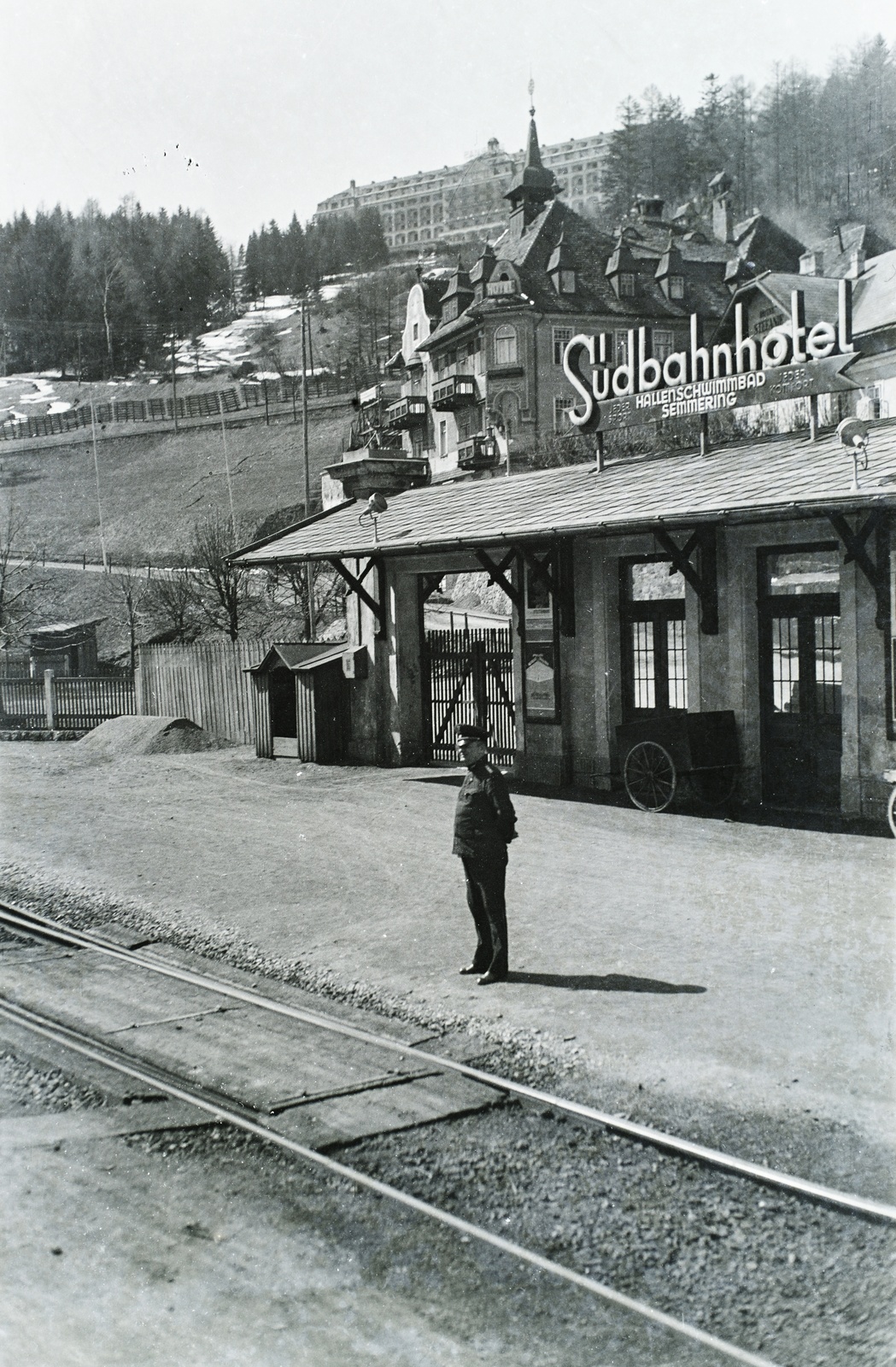 Ausztria, Semmering, vasútállomás, mögötte a Hotel Stefanie tornyos épülete. A háttérben fenn a Grandhotel Panhans., 1937, Széman György, Fortepan #115764