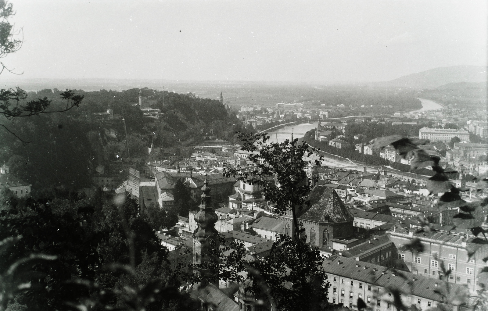 Ausztria, Salzburg, kilátás Hohensalzburg várából, előtérben a Szent Péter apátsági templom tornya., 1937, Széman György, Fortepan #115765