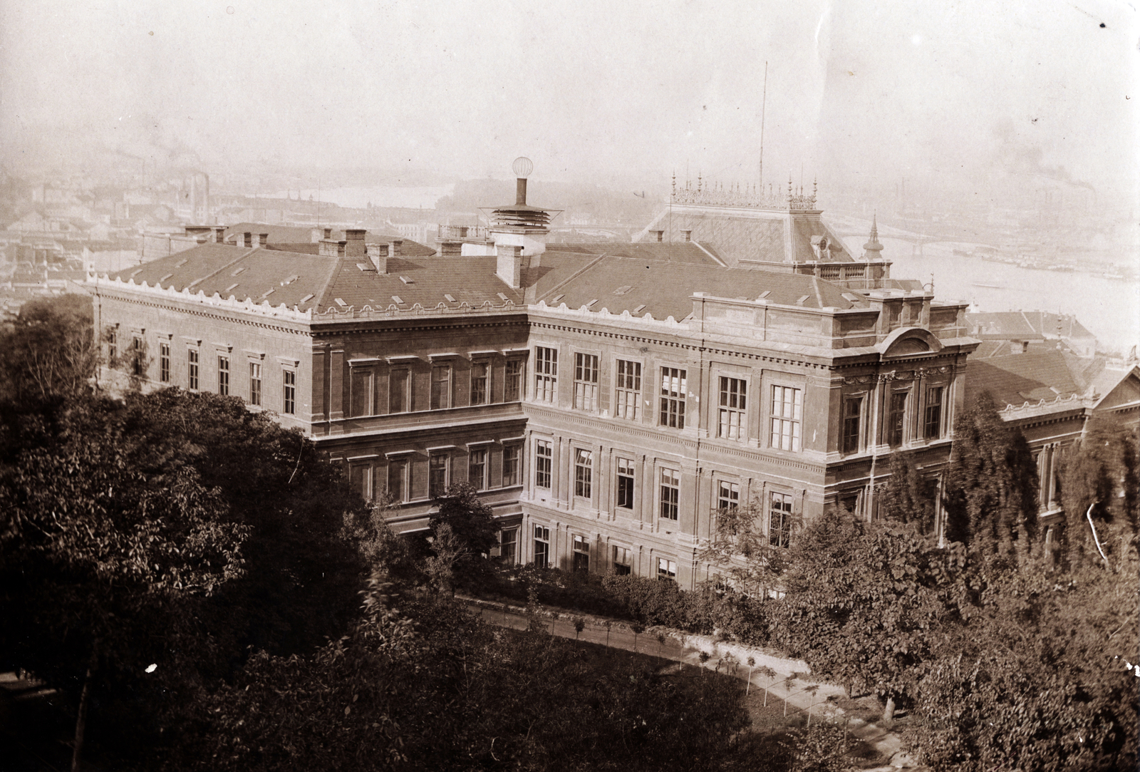 Magyarország, Budapest I., Szabó Ilonka (Ilona) utcai Királyi Egyetemi Katolikus Főgimnázium (később Budapesti Egyetemi Katolikus Gimnázium)., 1904, Széman György, Budapest, Fortepan #115771