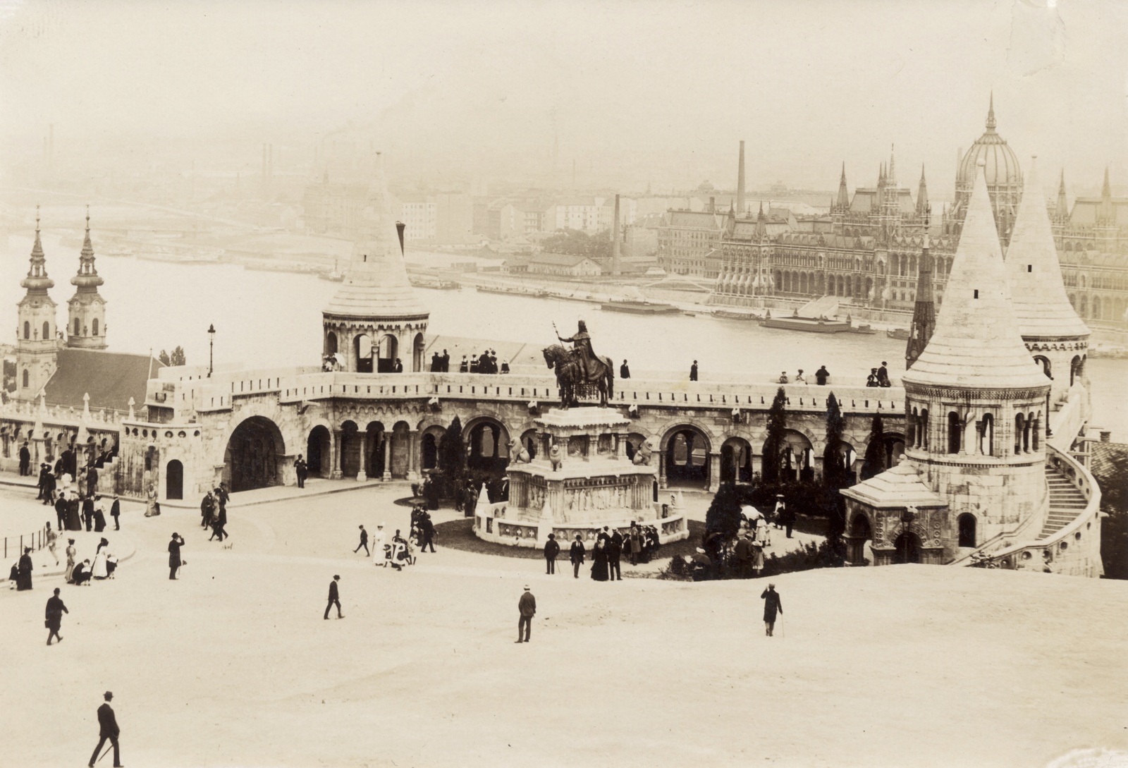 Hungary, Budapest I., Szentháromság tér, Szent István szobra (Stróbl Alajos, 1906.) a Halászbástyánál. Háttérben a Parlament., 1906, Széman György, parliament, Budapest, Danube, tower, Fortepan #115775