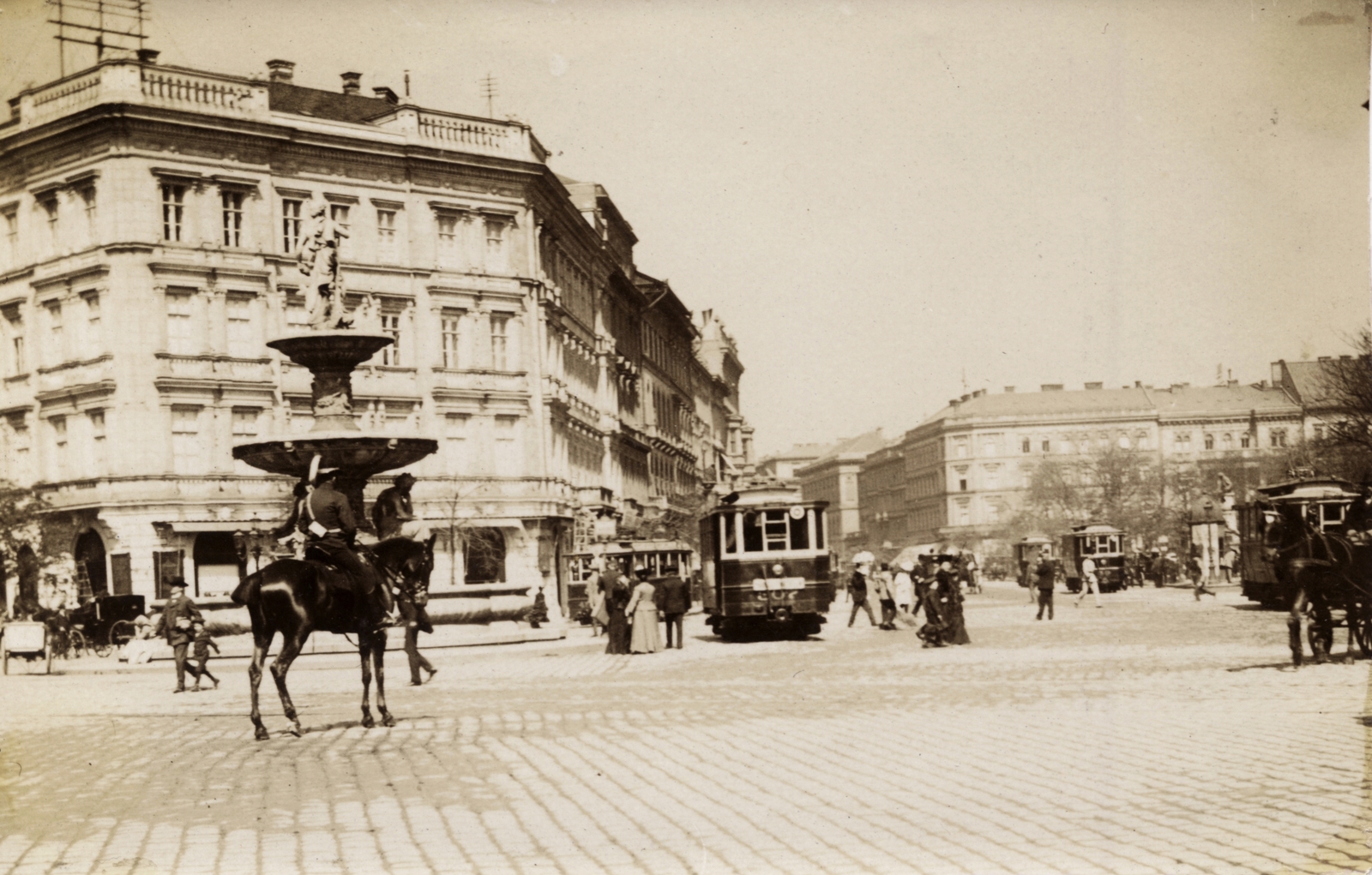 Magyarország, Budapest VIII.,Budapest V., Kálvin tér, balra a Danubius-kút, szemben a Múzeum körút., 1907, Széman György, villamos, fiáker, lovasrendőr, Budapest, Fortepan #115778