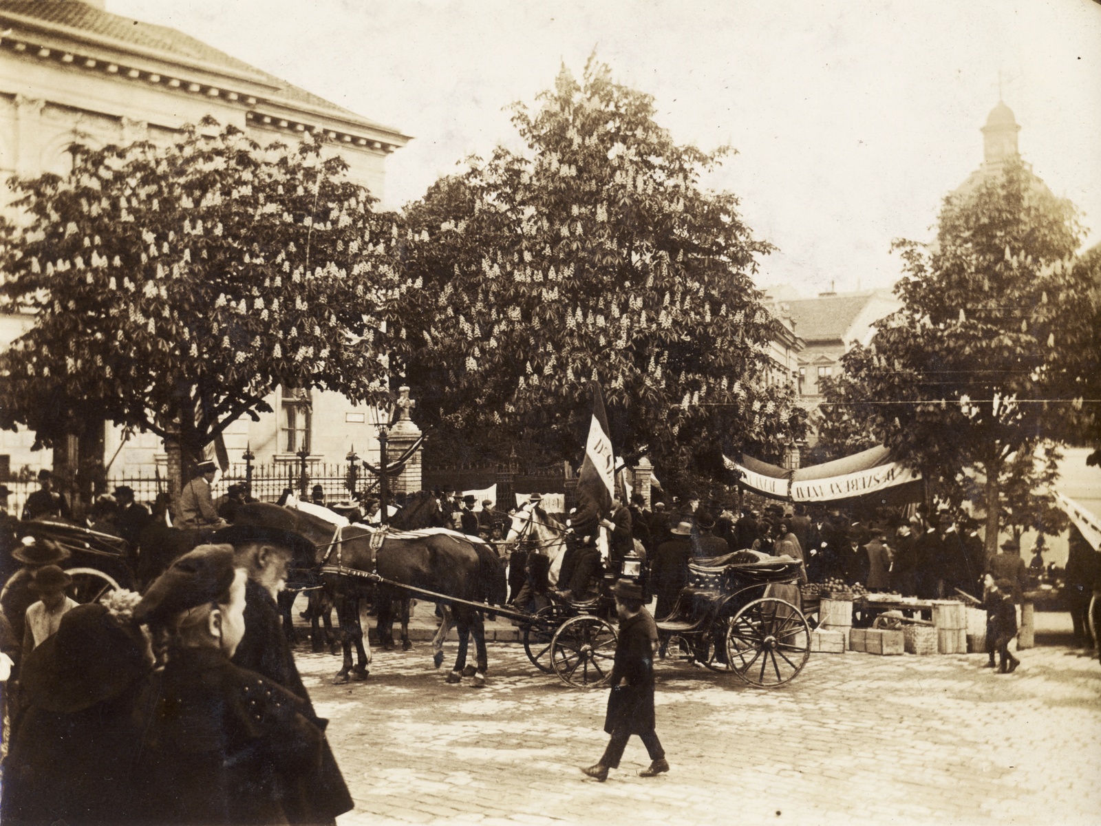 Magyarország, Budapest I., Mészáros utca a Krisztina térnél. A felvétel Dr. Szebeny Antal függetlenségi párti országgyűlési képviselőjelölt támogatására szervezett rendezvény, felvonulás alkalmával készült., 1906, Széman György, Budapest, korteskedés, Fortepan #115812